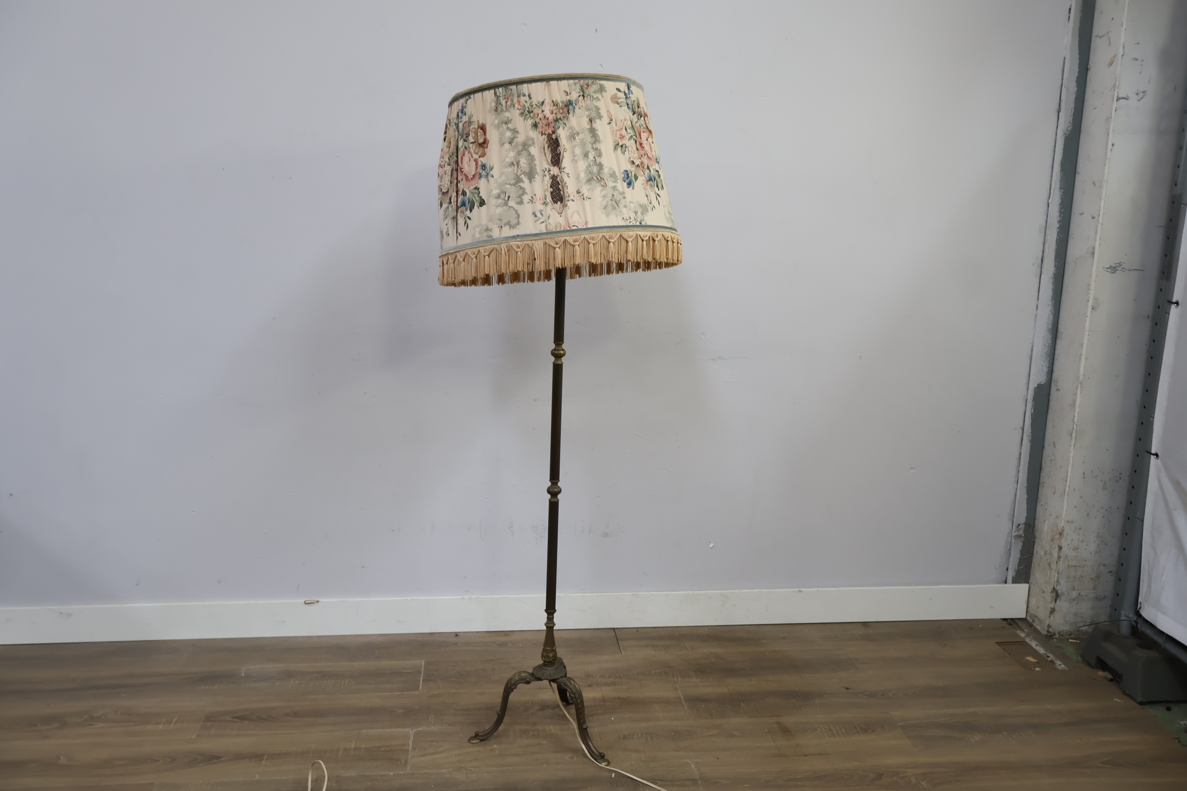 Staande lamp met bloemenlampenkap – foto 4 – kavel bij GSD Auctions, Zoeterwoude