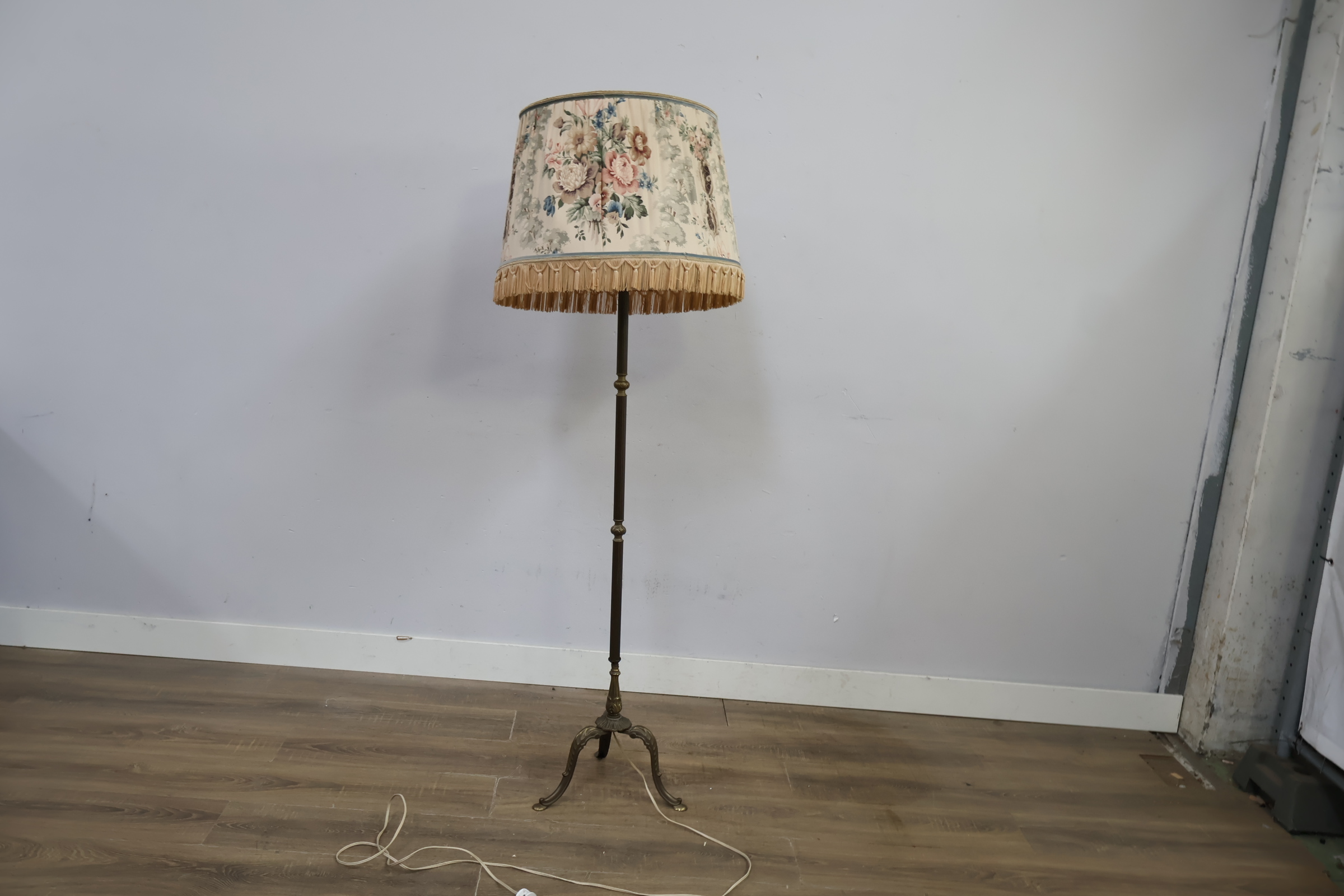 Staande lamp met bloemenlampenkap – foto 5 – kavel bij GSD Auctions, Zoeterwoude