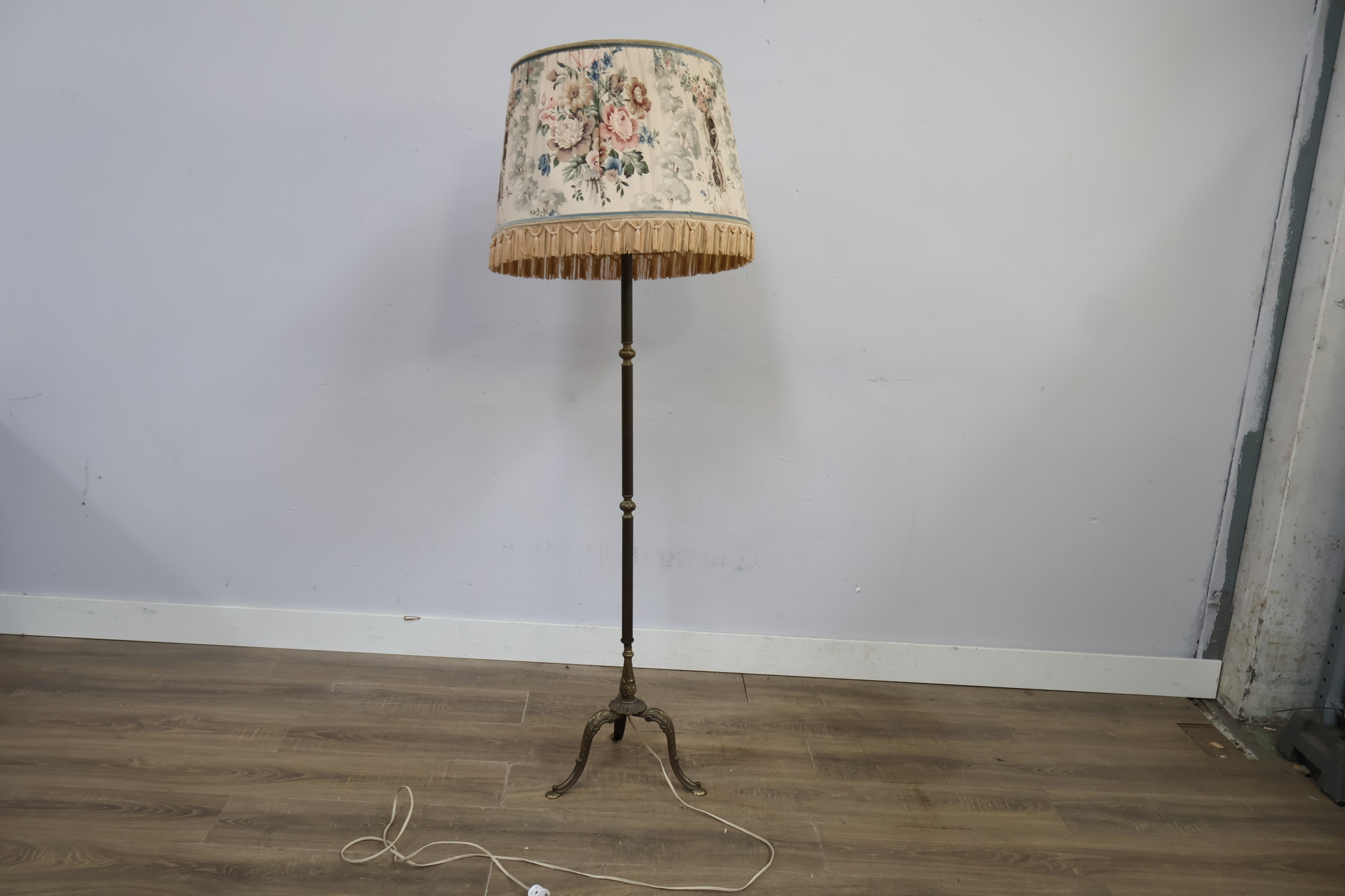 Staande lamp met bloemenlampenkap – foto 6 – kavel bij GSD Auctions, Zoeterwoude