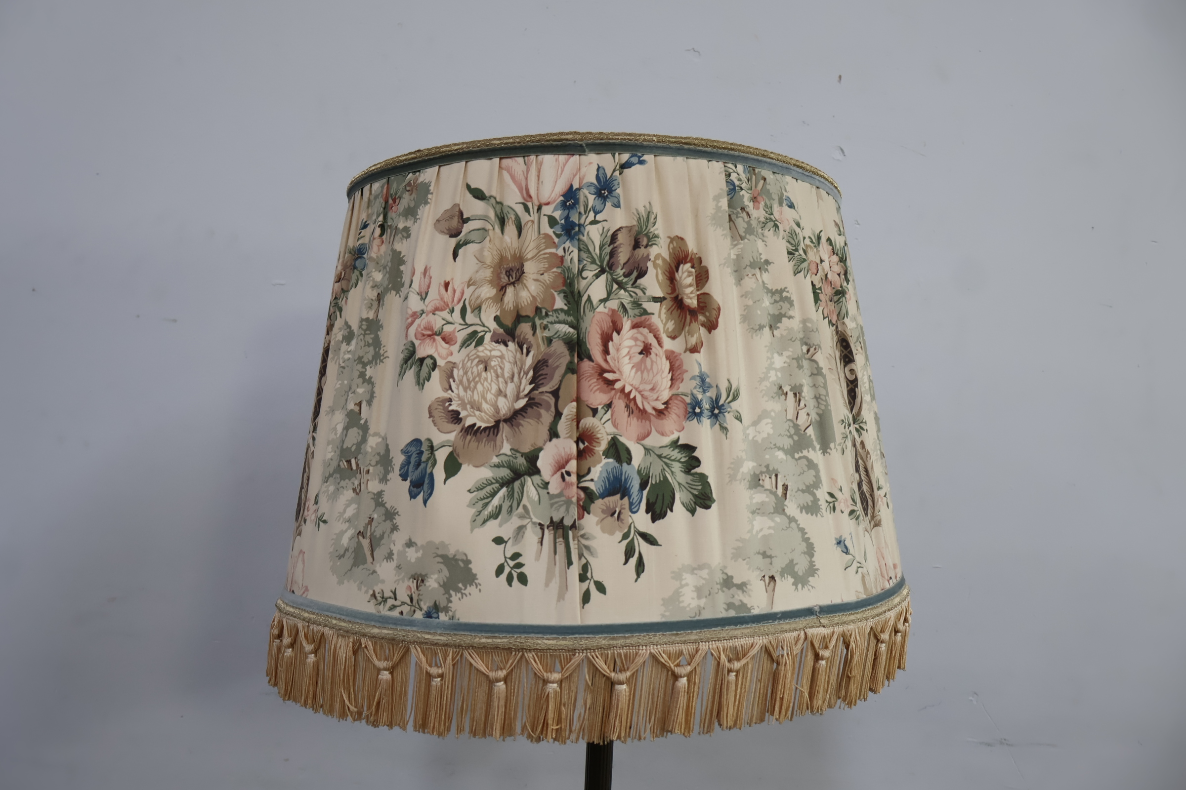 Staande lamp met bloemenlampenkap – foto 7 – kavel bij GSD Auctions, Zoeterwoude