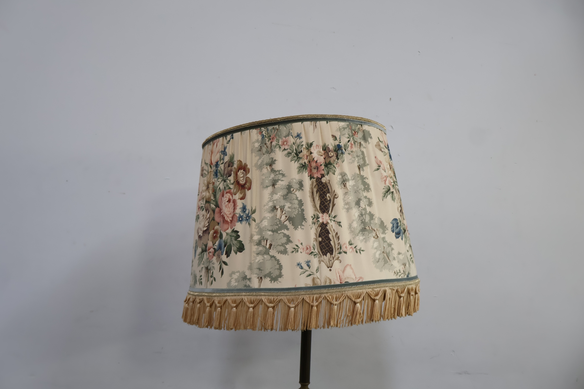 Staande lamp met bloemenlampenkap – foto 8 – kavel bij GSD Auctions, Zoeterwoude