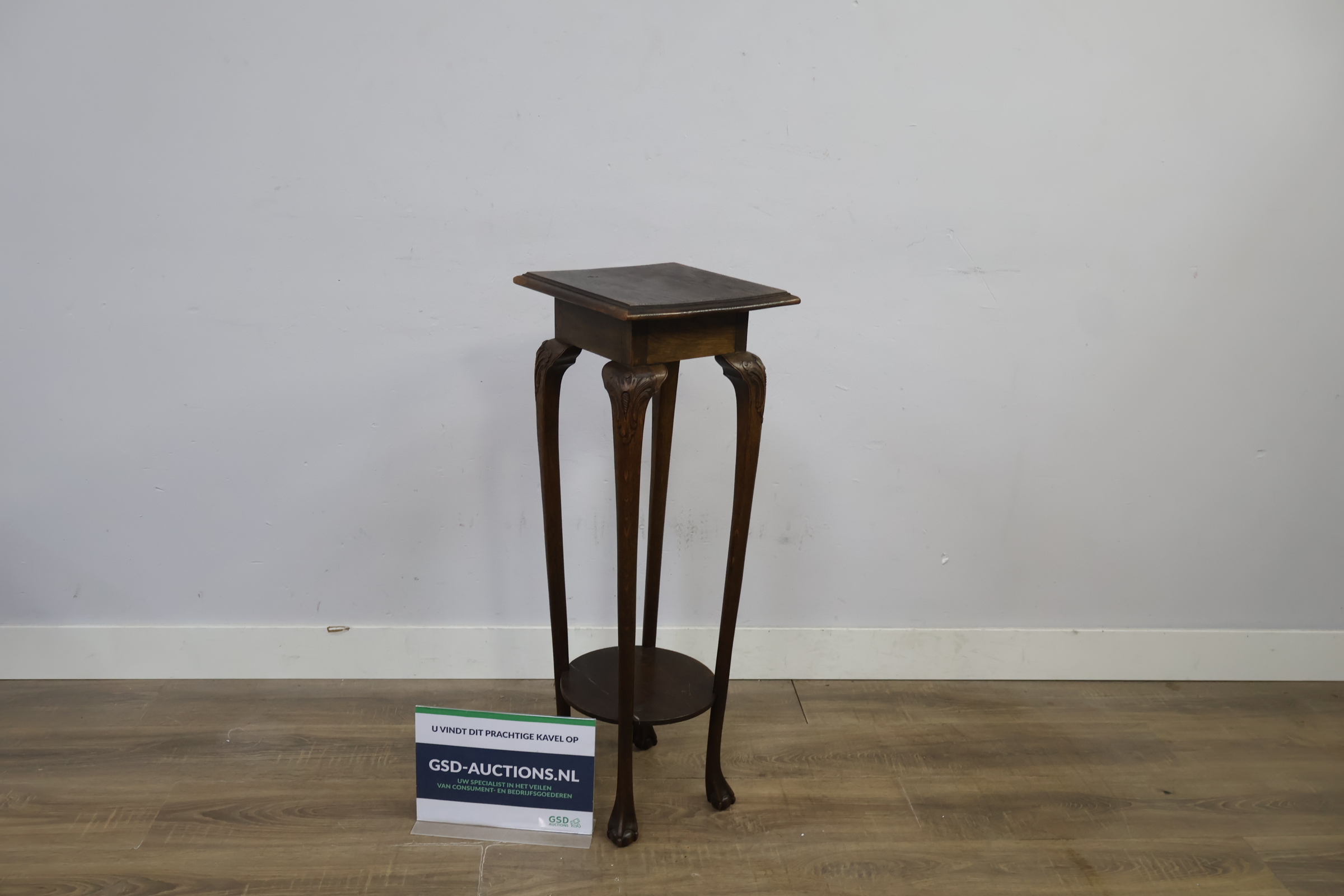 Houten plantentafel met sierlijke poten – kavel bij GSD Auctions, Zoeterwoude