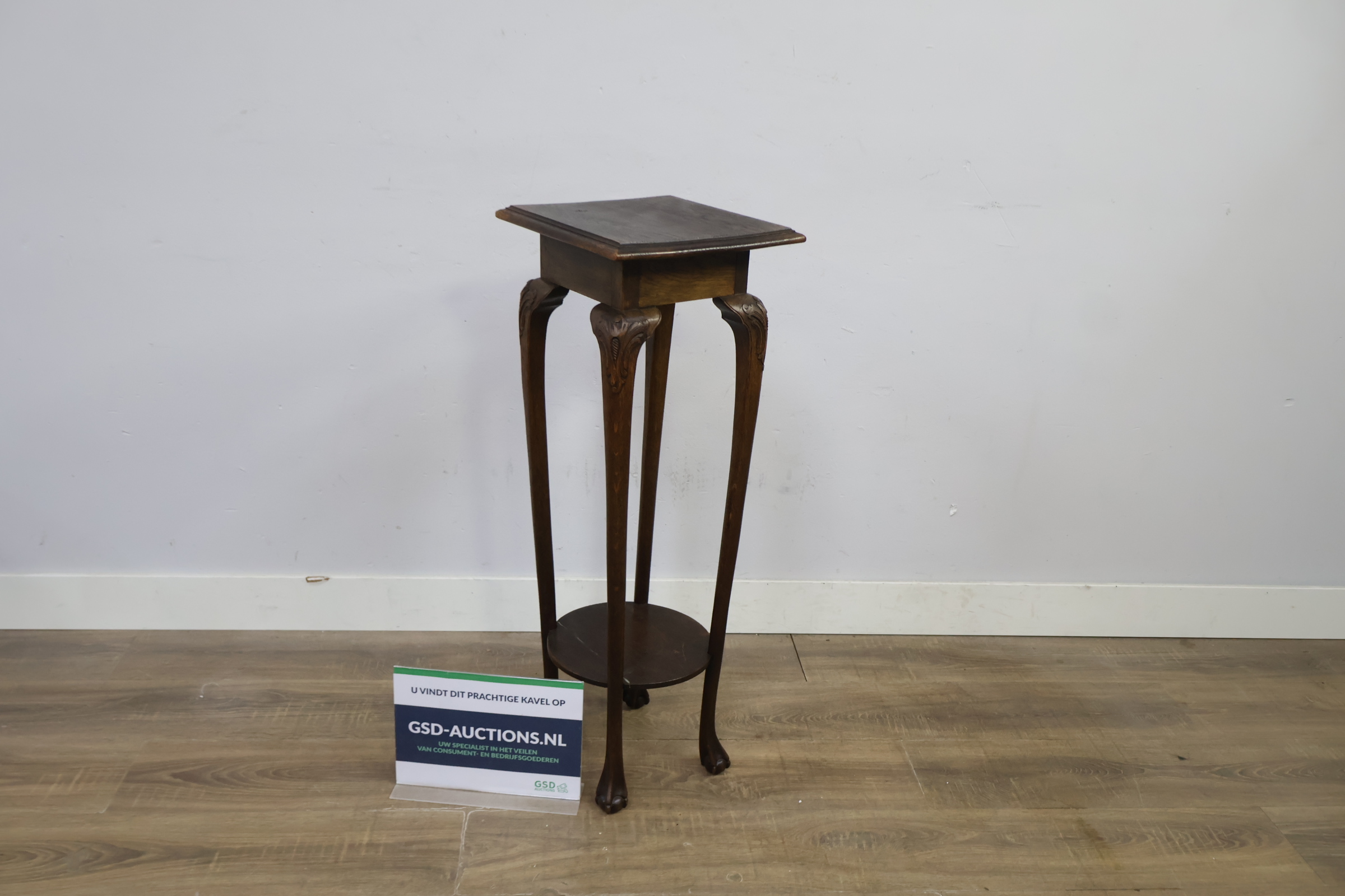 Houten plantentafel met sierlijke poten – foto 2 – kavel bij GSD Auctions, Zoeterwoude