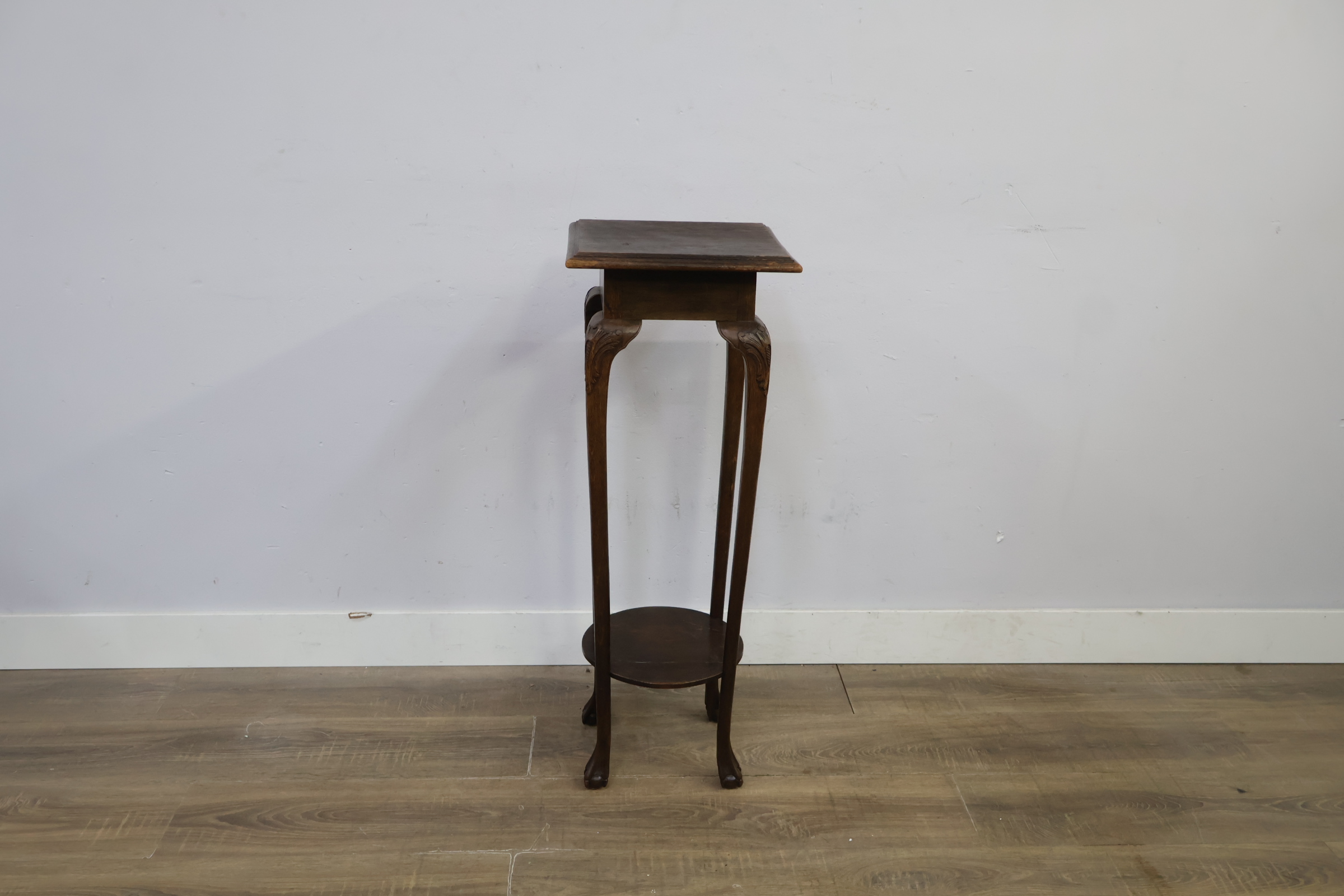 Houten plantentafel met sierlijke poten – foto 3 – kavel bij GSD Auctions, Zoeterwoude