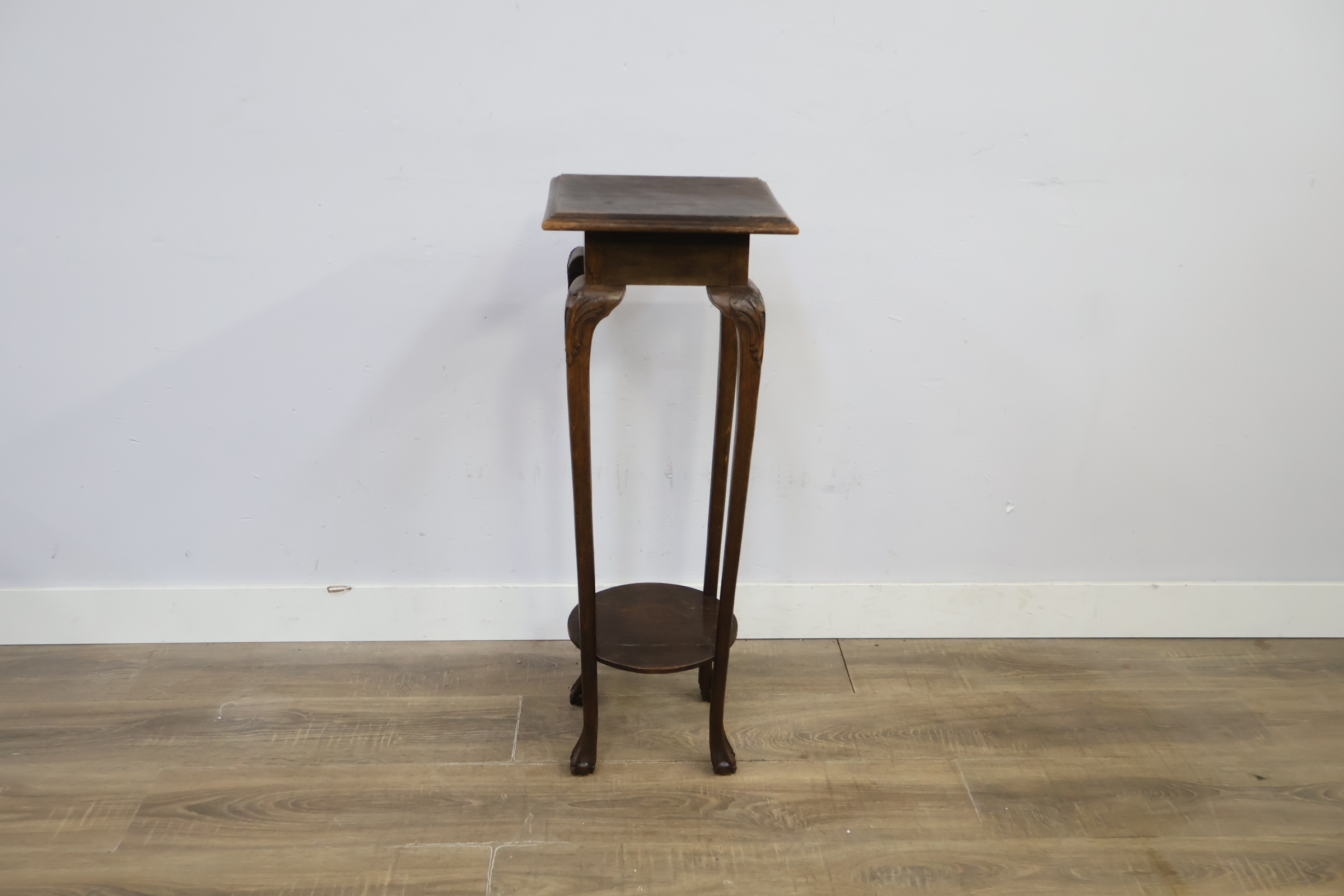 Houten plantentafel met sierlijke poten – foto 4 – kavel bij GSD Auctions, Zoeterwoude