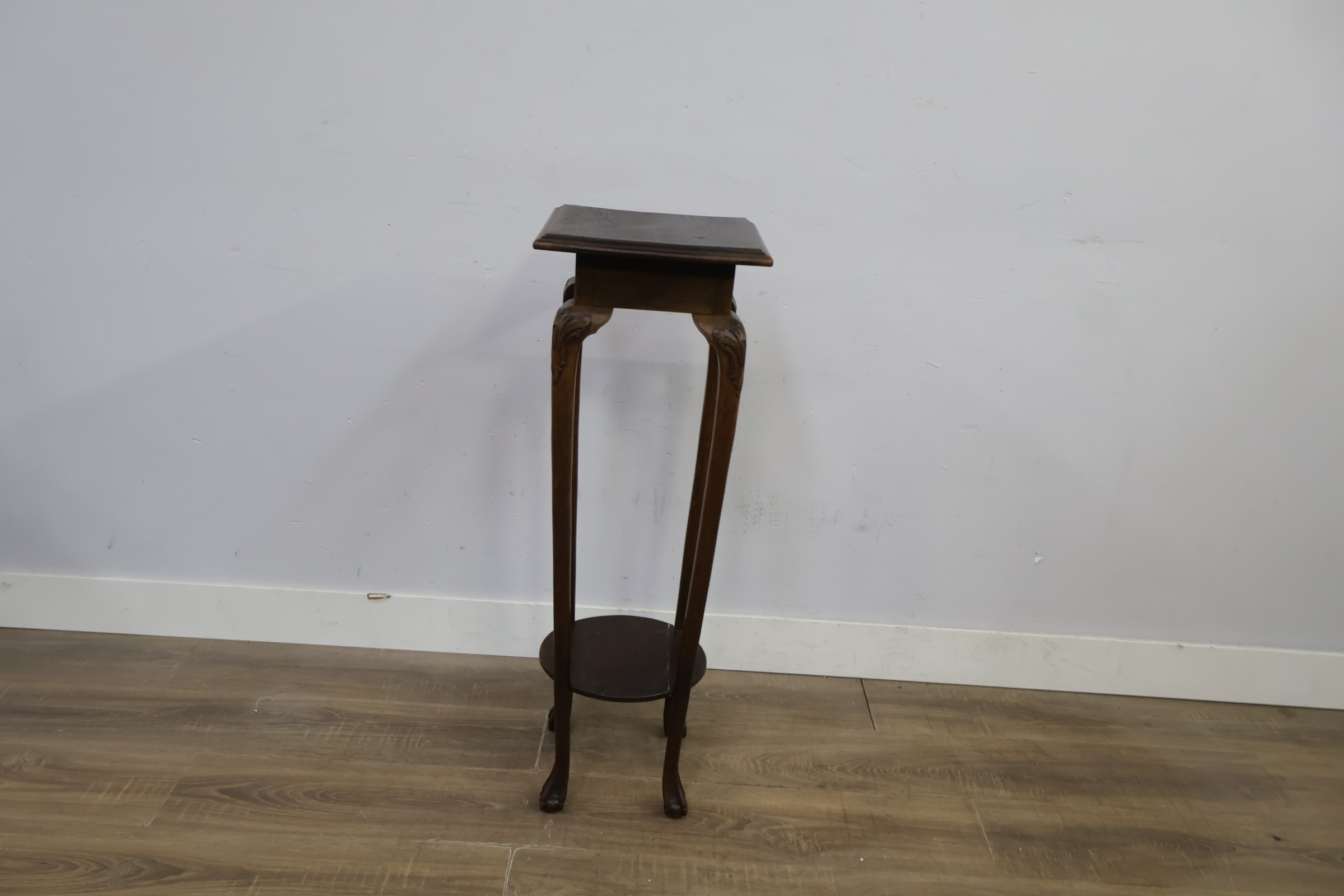Houten plantentafel met sierlijke poten – foto 5 – kavel bij GSD Auctions, Zoeterwoude