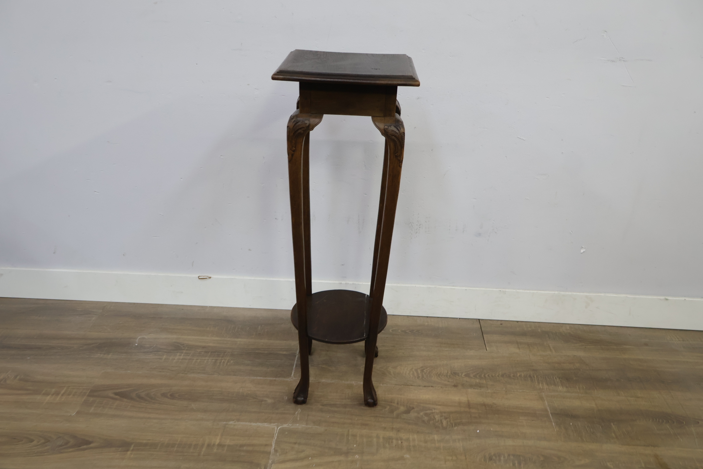 Houten plantentafel met sierlijke poten – foto 6 – kavel bij GSD Auctions, Zoeterwoude