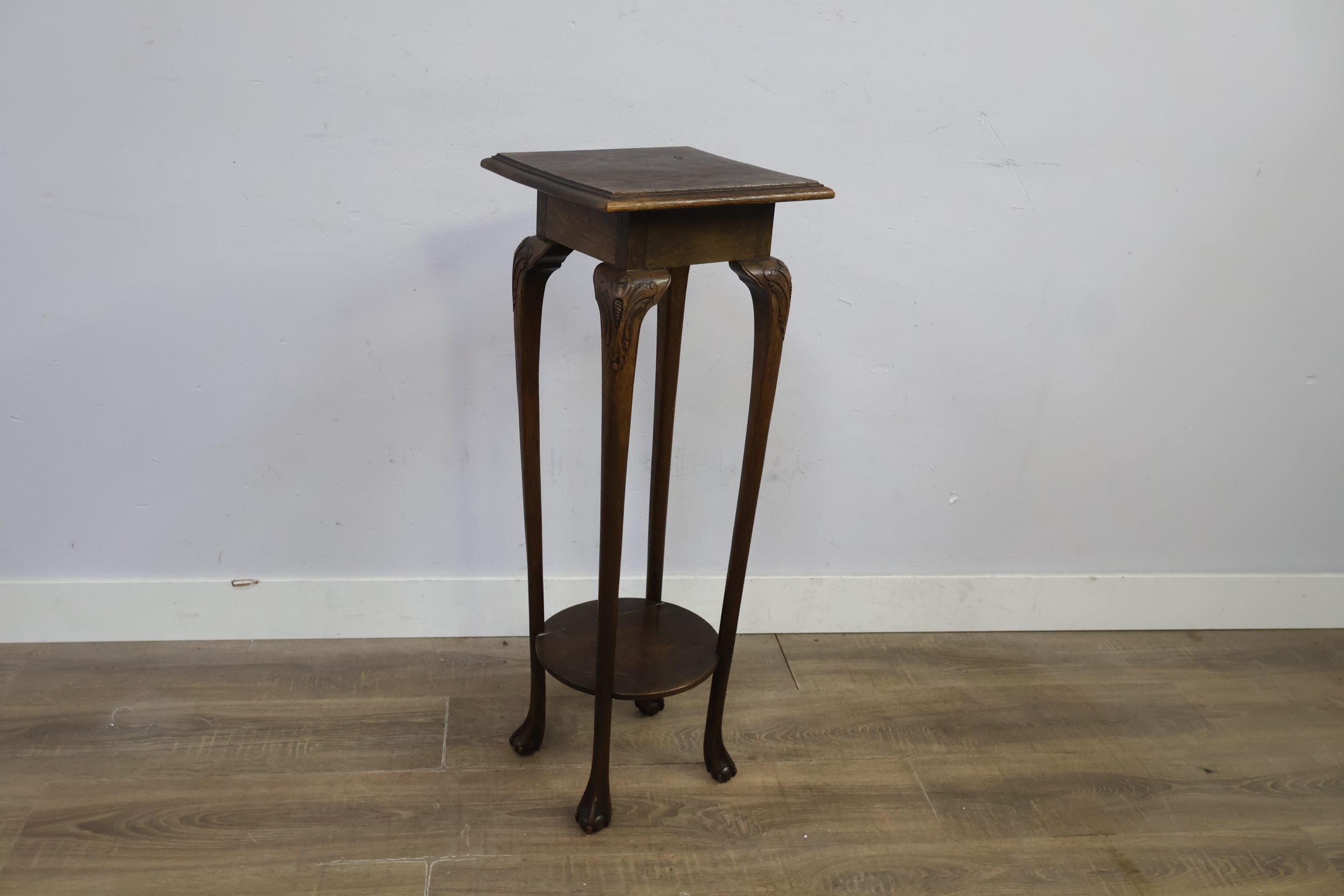 Houten plantentafel met sierlijke poten – foto 8 – kavel bij GSD Auctions, Zoeterwoude