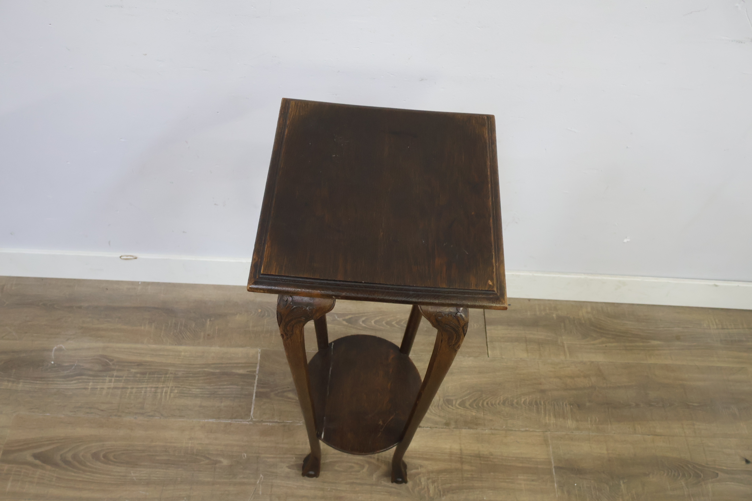 Houten plantentafel met sierlijke poten – foto 10 – kavel bij GSD Auctions, Zoeterwoude