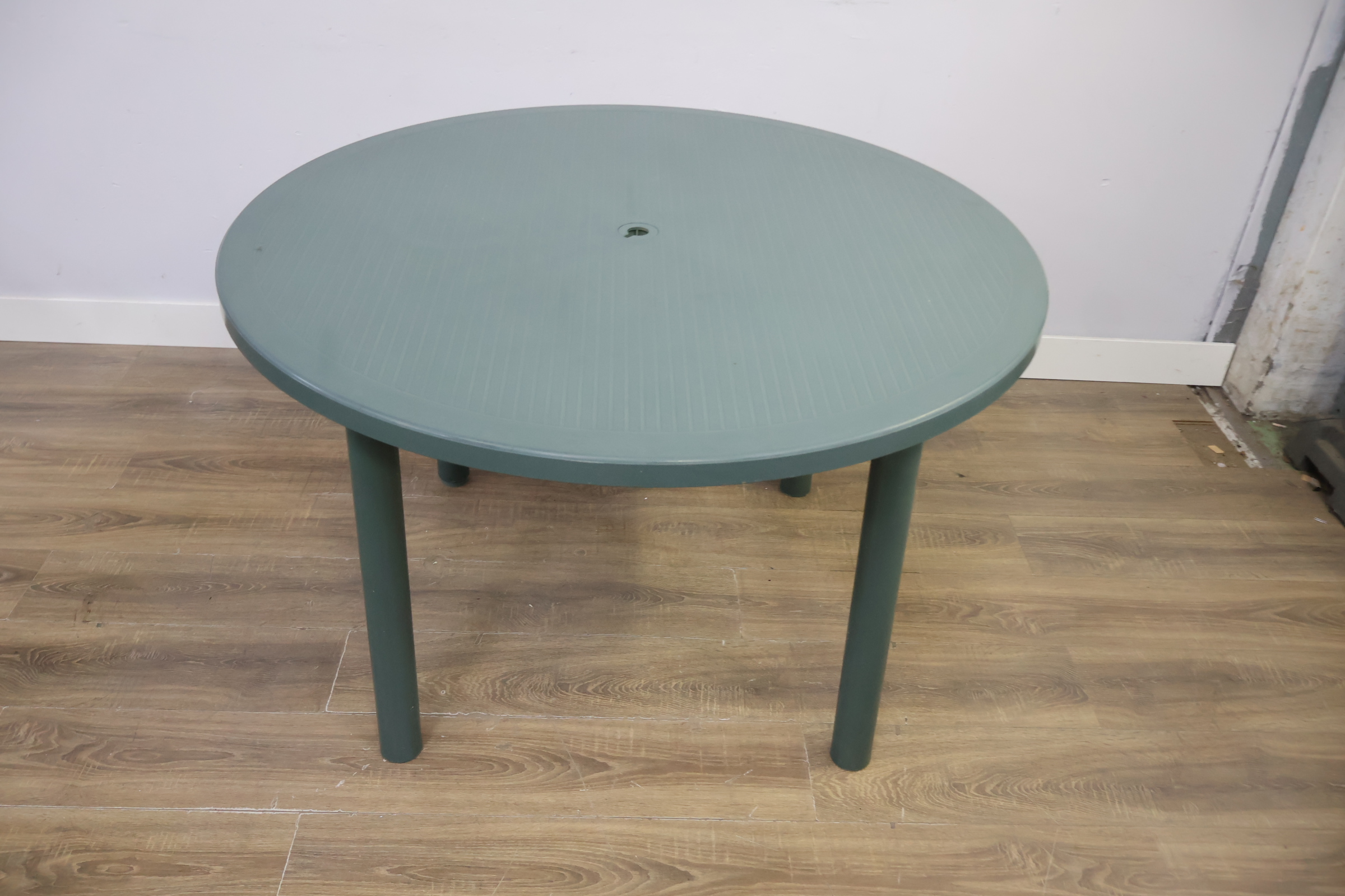 Groene ronde tuintafel kunststof – foto 4 – kavel bij GSD Auctions, Zoeterwoude