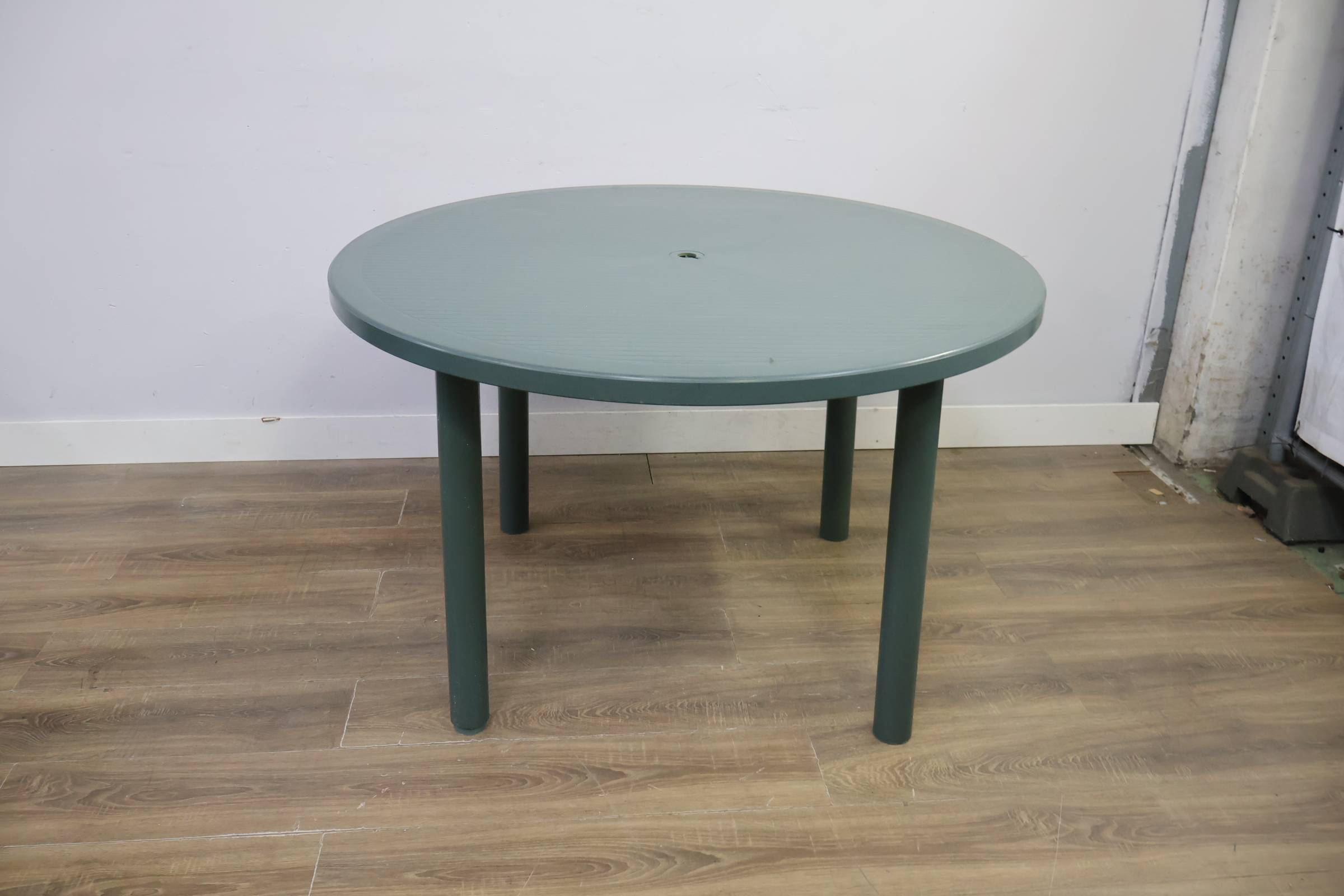 Groene ronde tuintafel kunststof – foto 5 – kavel bij GSD Auctions, Zoeterwoude