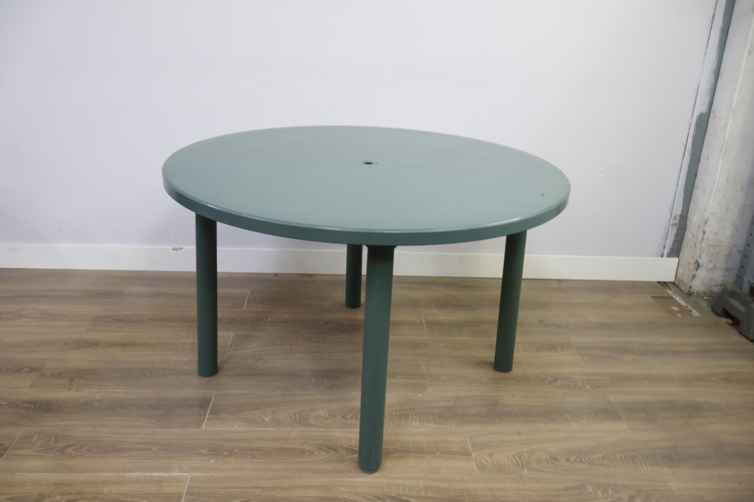 Groene ronde tuintafel kunststof – foto 7 – kavel bij GSD Auctions, Zoeterwoude