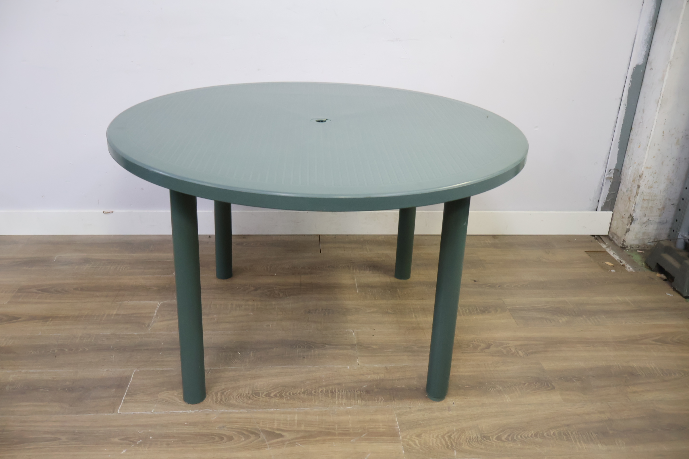 Groene ronde tuintafel kunststof – foto 9 – kavel bij GSD Auctions, Zoeterwoude