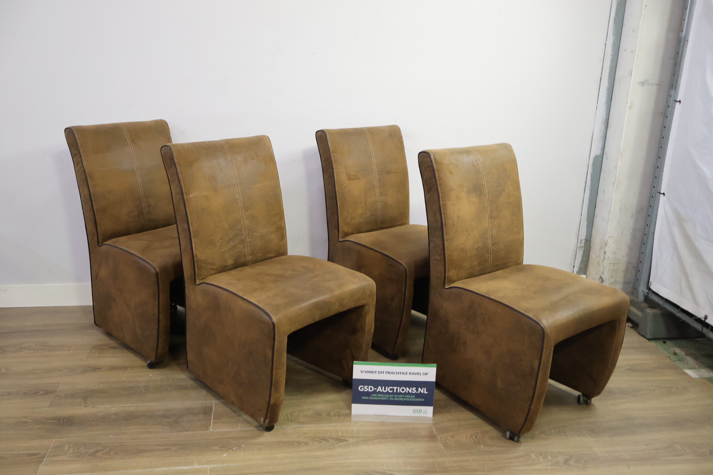 Set van 4 bruine leren eetkamerstoelen met wieltjes – foto 2 – kavel bij GSD Auctions, Zoeterwoude