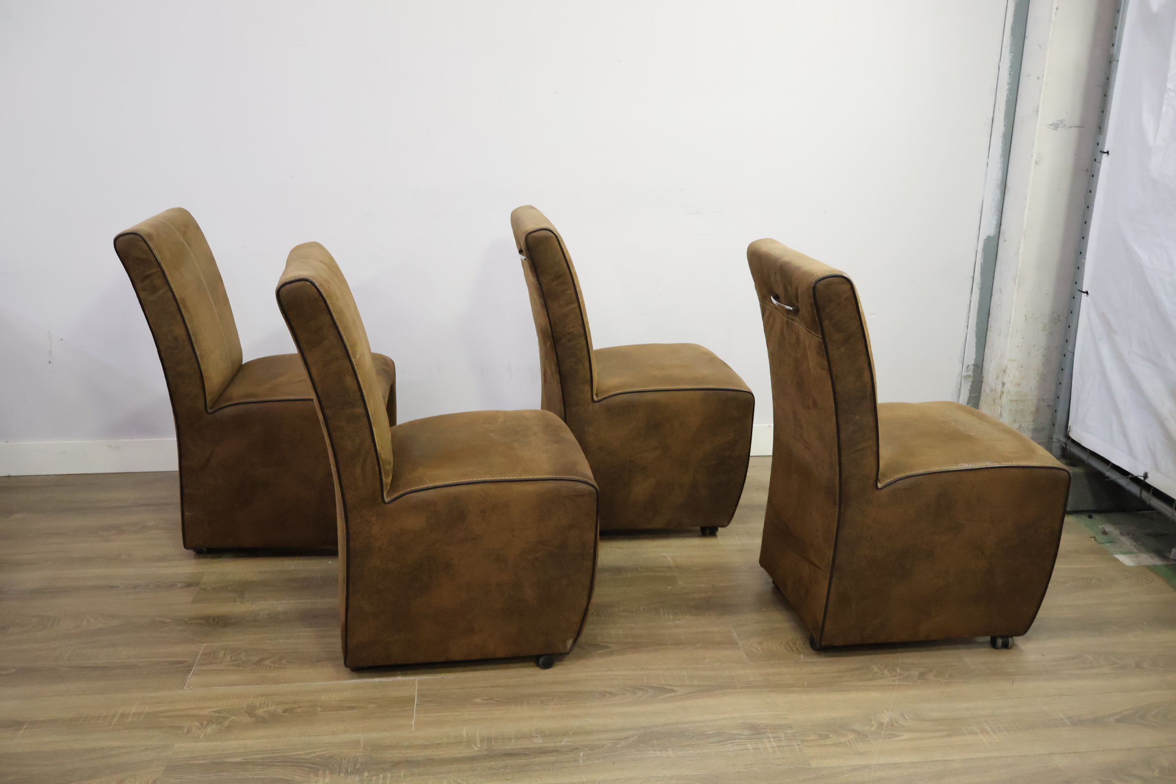 Set van 4 bruine leren eetkamerstoelen met wieltjes – foto 3 – kavel bij GSD Auctions, Zoeterwoude