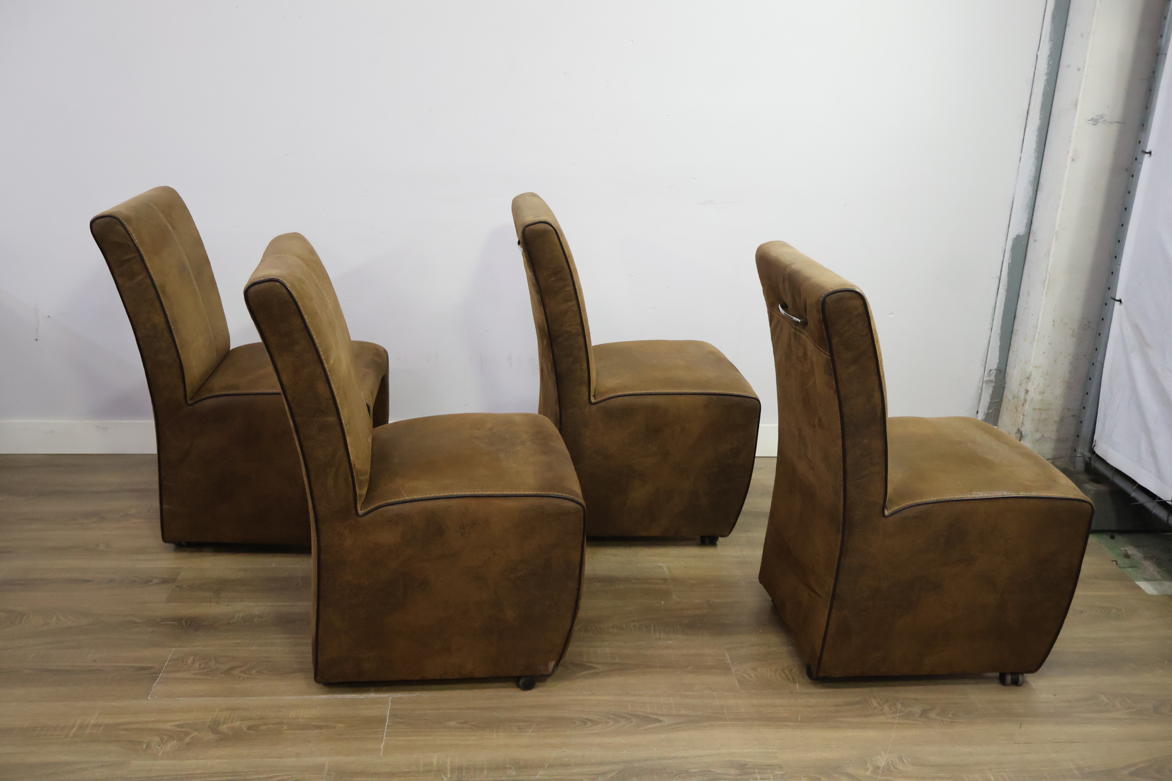 Set van 4 bruine leren eetkamerstoelen met wieltjes – foto 4 – kavel bij GSD Auctions, Zoeterwoude