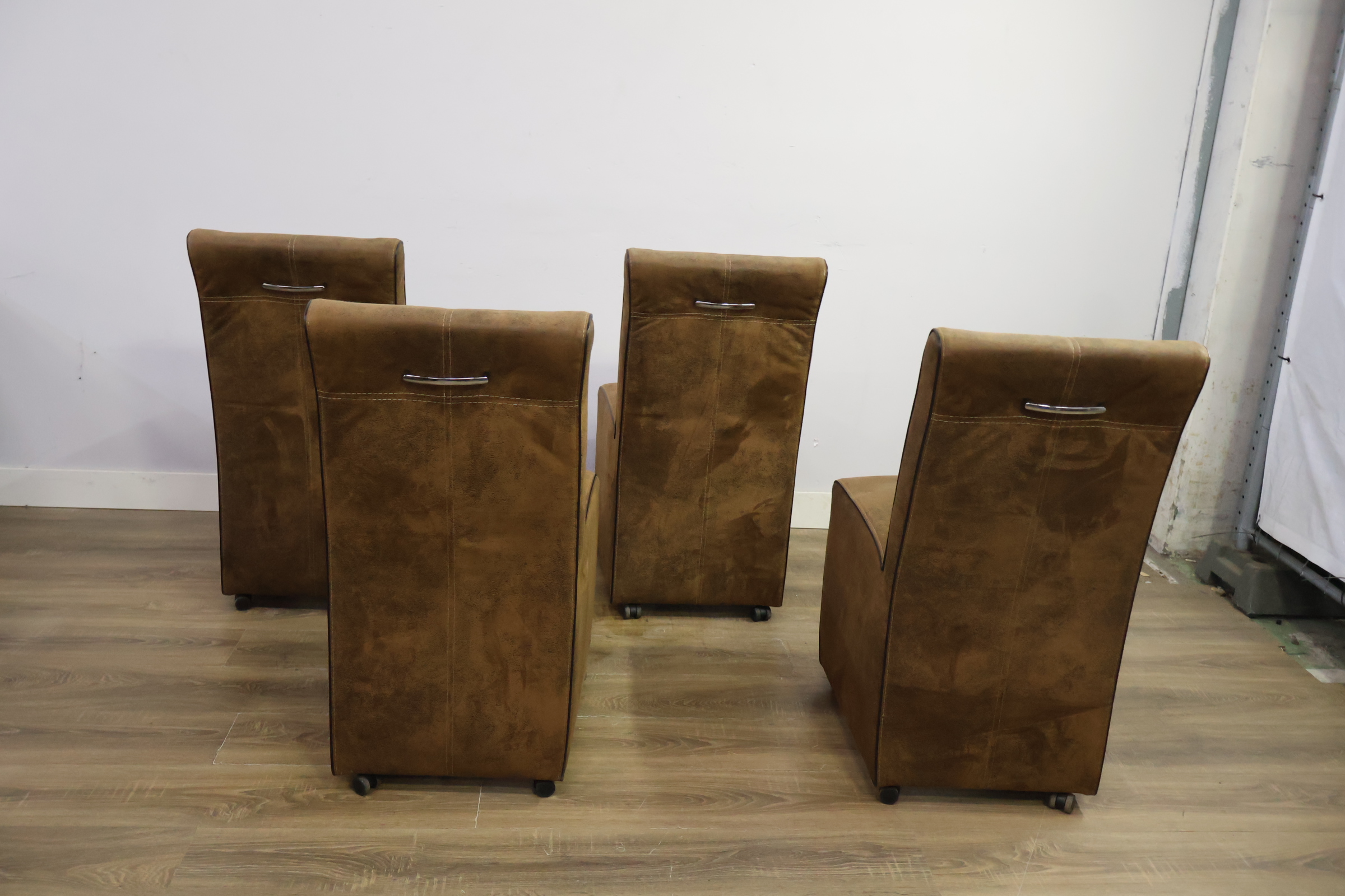 Set van 4 bruine leren eetkamerstoelen met wieltjes – foto 5 – kavel bij GSD Auctions, Zoeterwoude