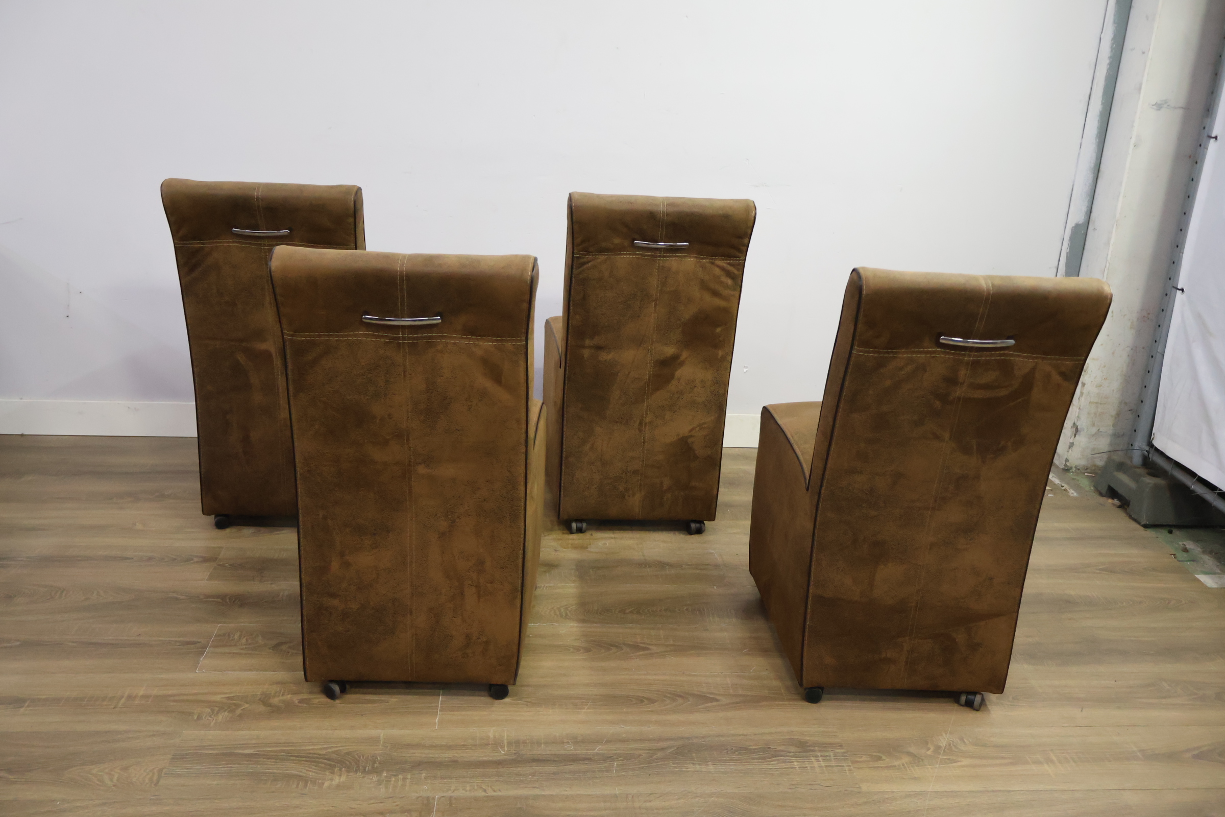 Set van 4 bruine leren eetkamerstoelen met wieltjes – foto 6 – kavel bij GSD Auctions, Zoeterwoude