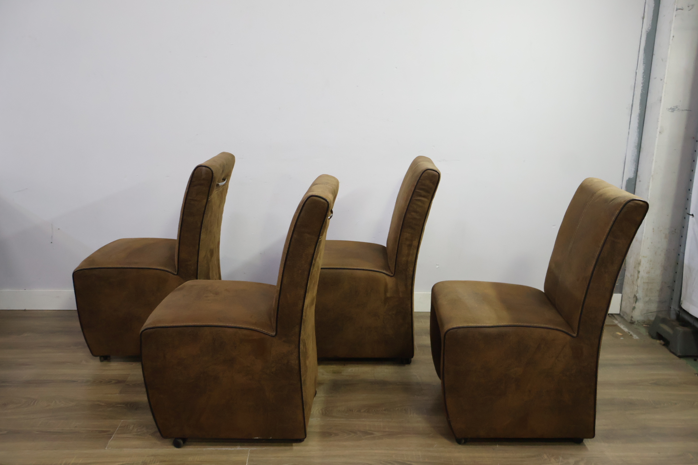 Set van 4 bruine leren eetkamerstoelen met wieltjes – foto 7 – kavel bij GSD Auctions, Zoeterwoude