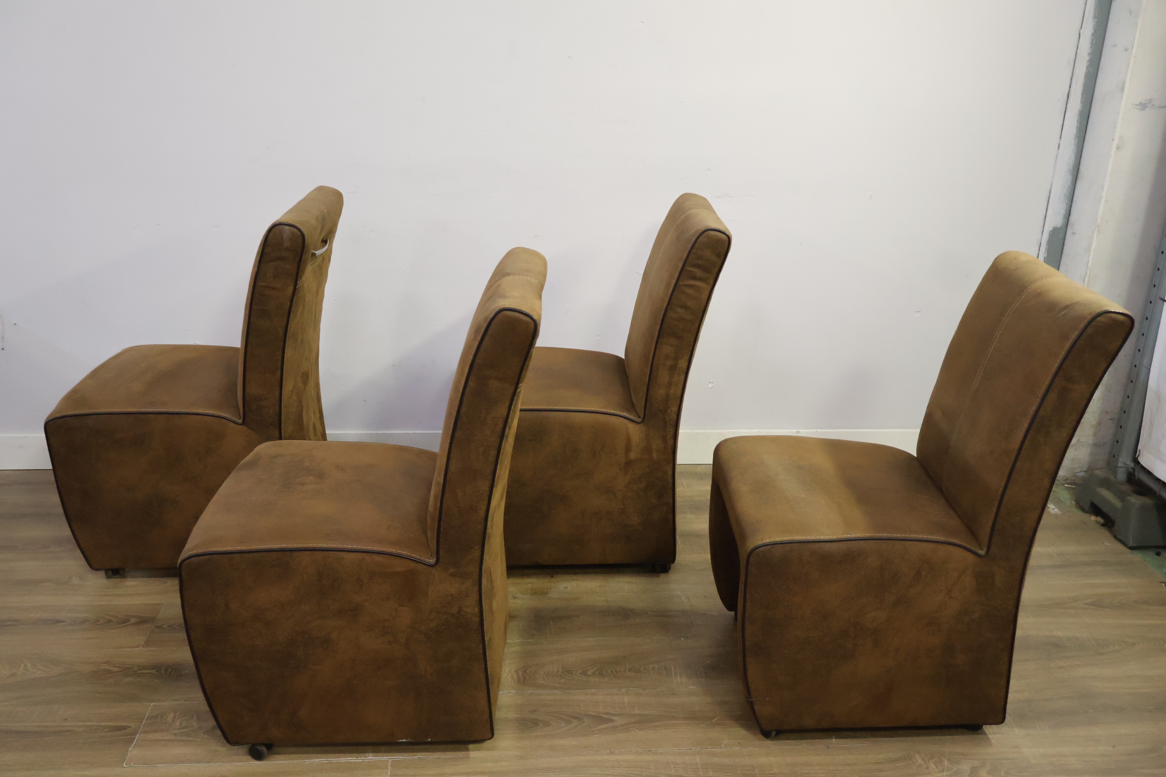 Set van 4 bruine leren eetkamerstoelen met wieltjes – foto 8 – kavel bij GSD Auctions, Zoeterwoude