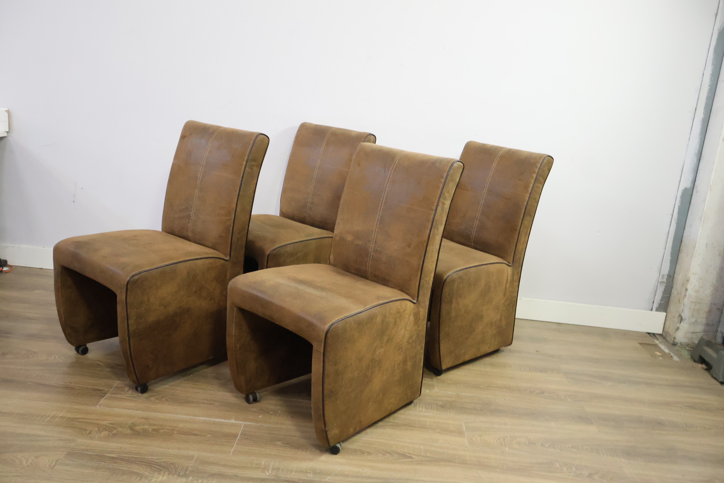 Set van 4 bruine leren eetkamerstoelen met wieltjes – foto 9 – kavel bij GSD Auctions, Zoeterwoude