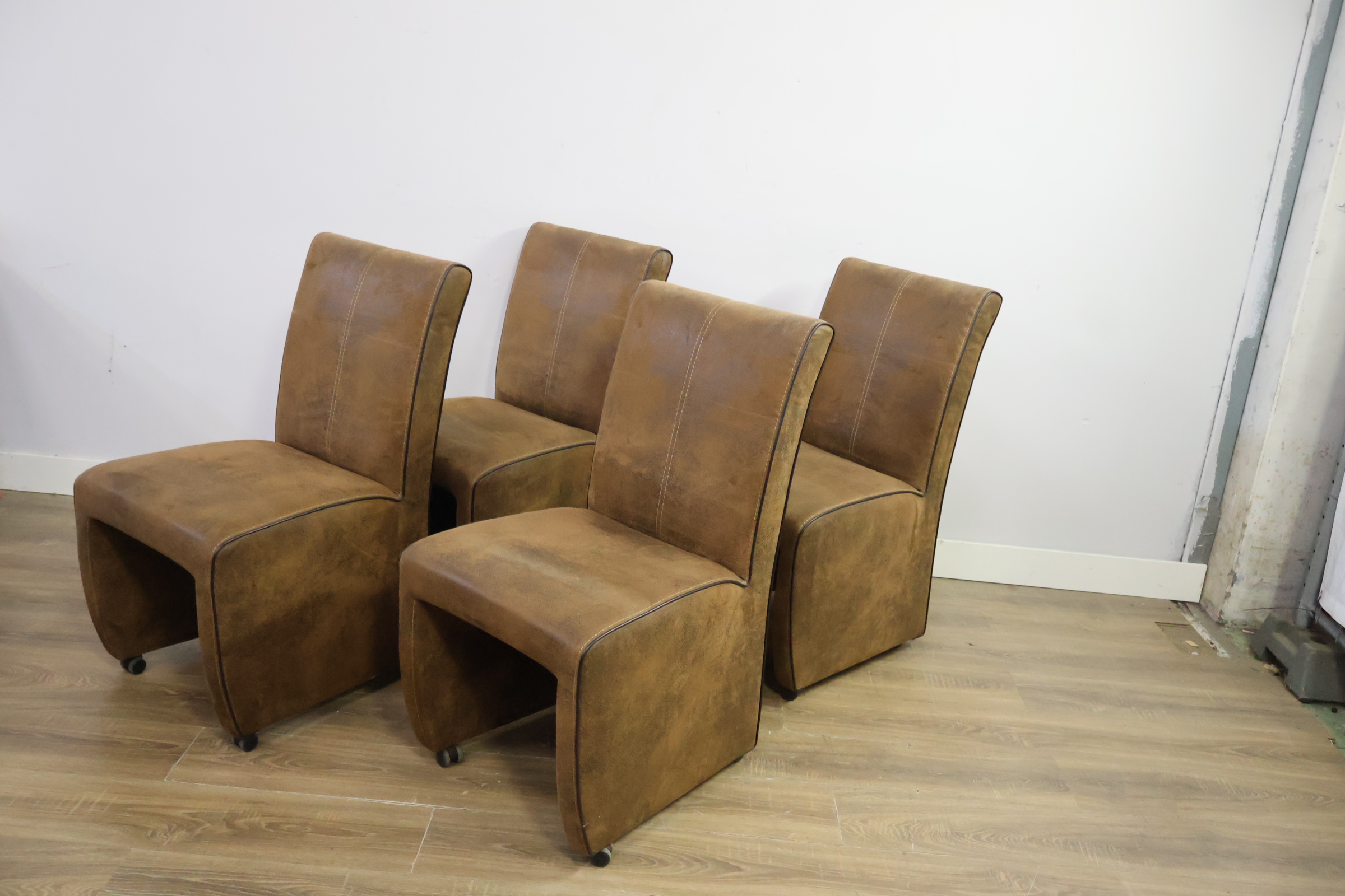 Set van 4 bruine leren eetkamerstoelen met wieltjes – foto 10 – kavel bij GSD Auctions, Zoeterwoude