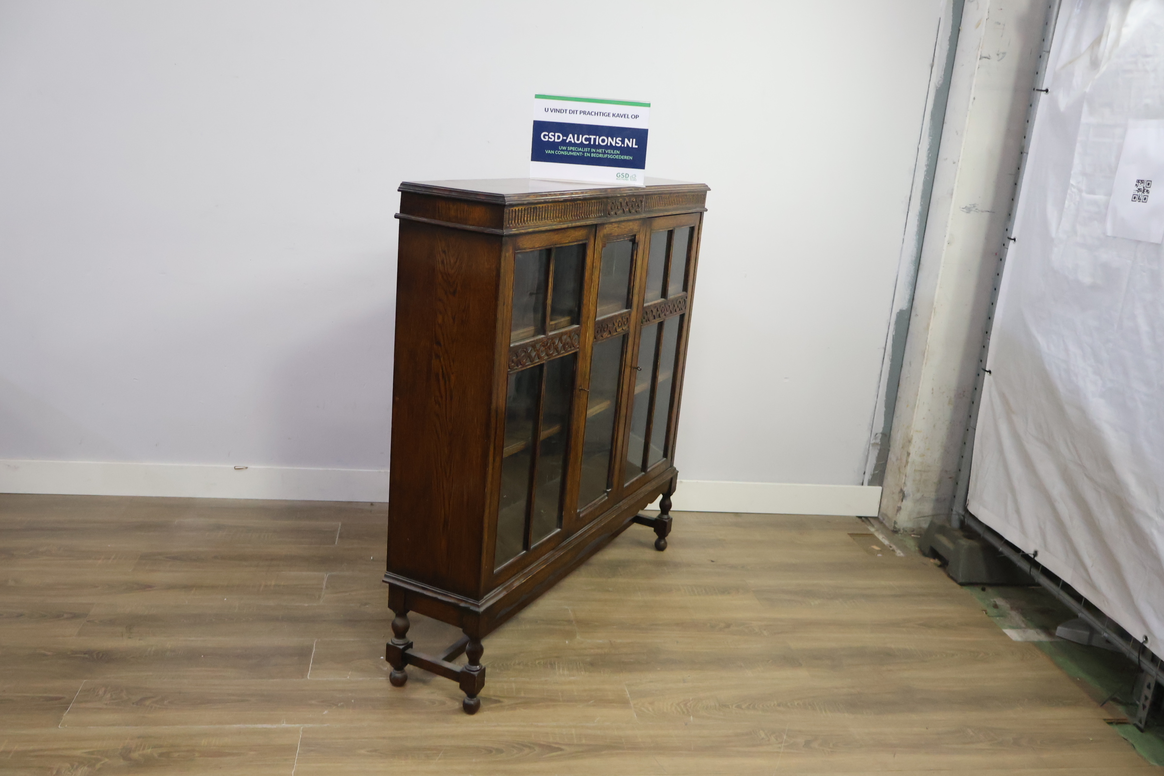 Antieke houten vitrinekast met glasdeuren – foto 2 – kavel bij GSD Auctions, Zoeterwoude
