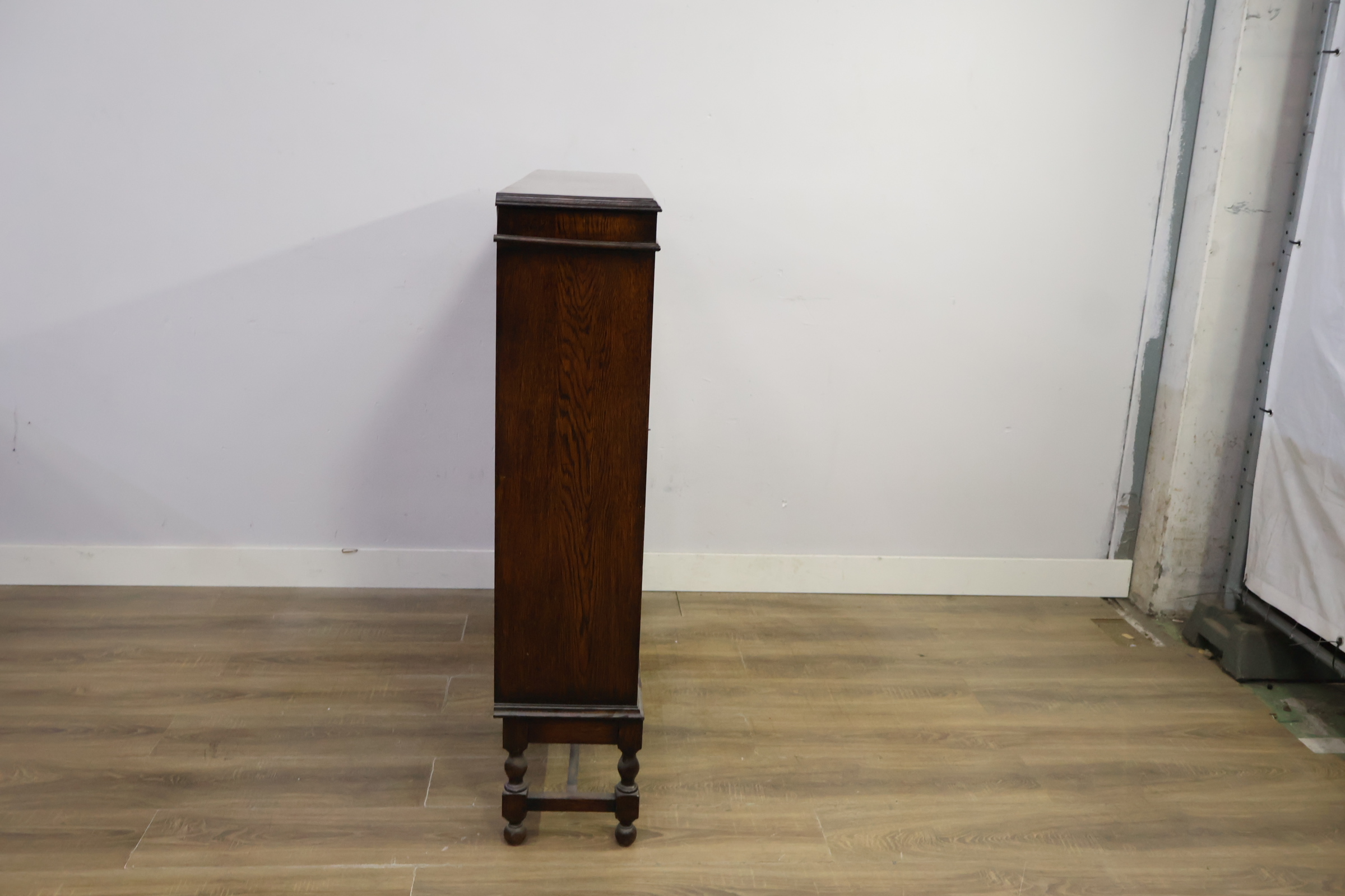 Antieke houten vitrinekast met glasdeuren – foto 3 – kavel bij GSD Auctions, Zoeterwoude