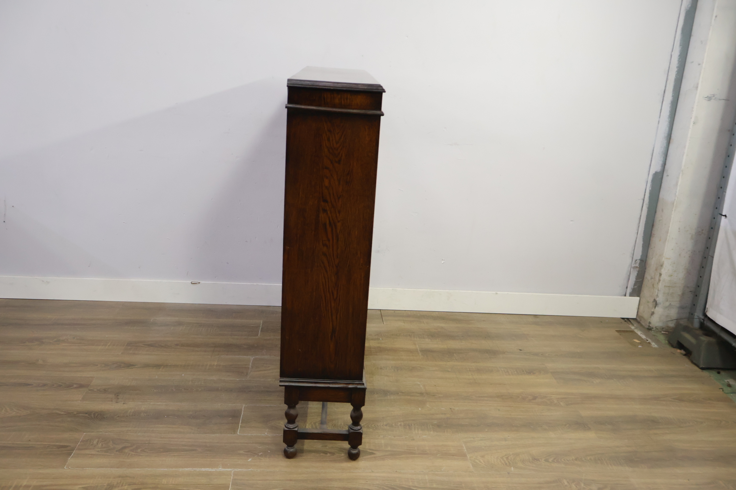 Antieke houten vitrinekast met glasdeuren – foto 4 – kavel bij GSD Auctions, Zoeterwoude