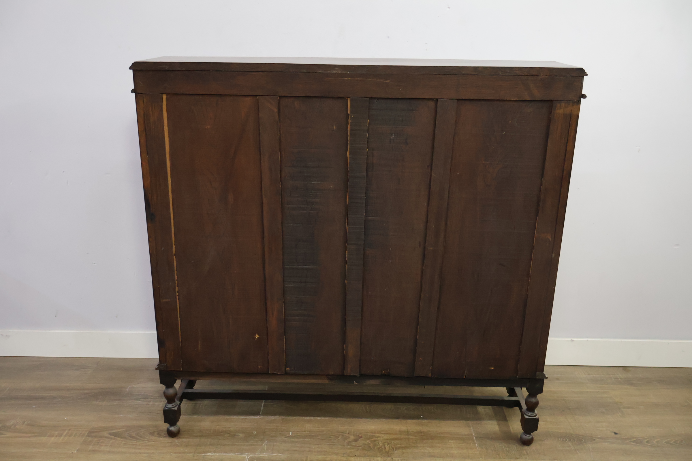 Antieke houten vitrinekast met glasdeuren – foto 5 – kavel bij GSD Auctions, Zoeterwoude