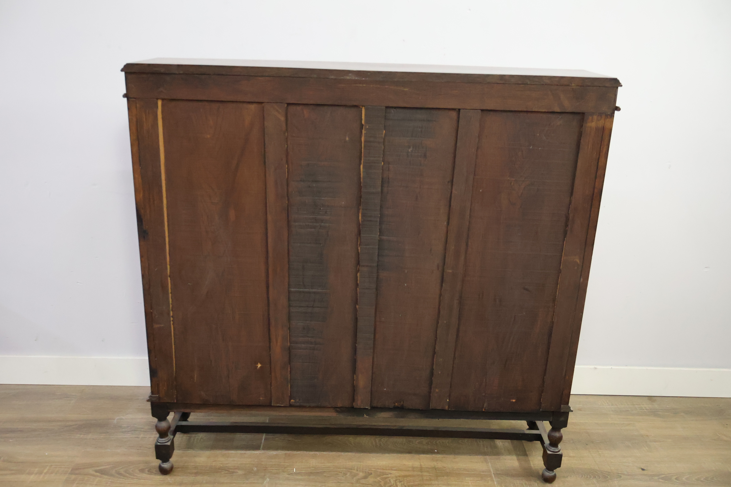 Antieke houten vitrinekast met glasdeuren – foto 6 – kavel bij GSD Auctions, Zoeterwoude