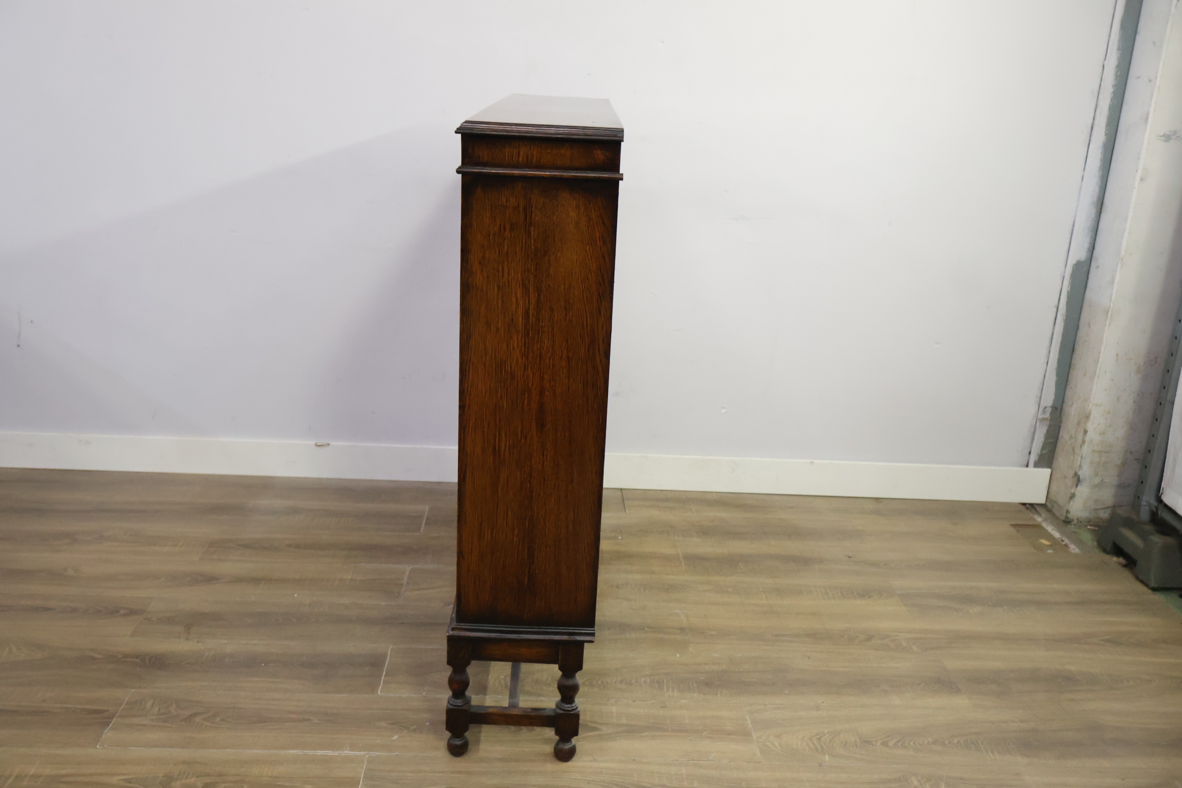 Antieke houten vitrinekast met glasdeuren – foto 7 – kavel bij GSD Auctions, Zoeterwoude