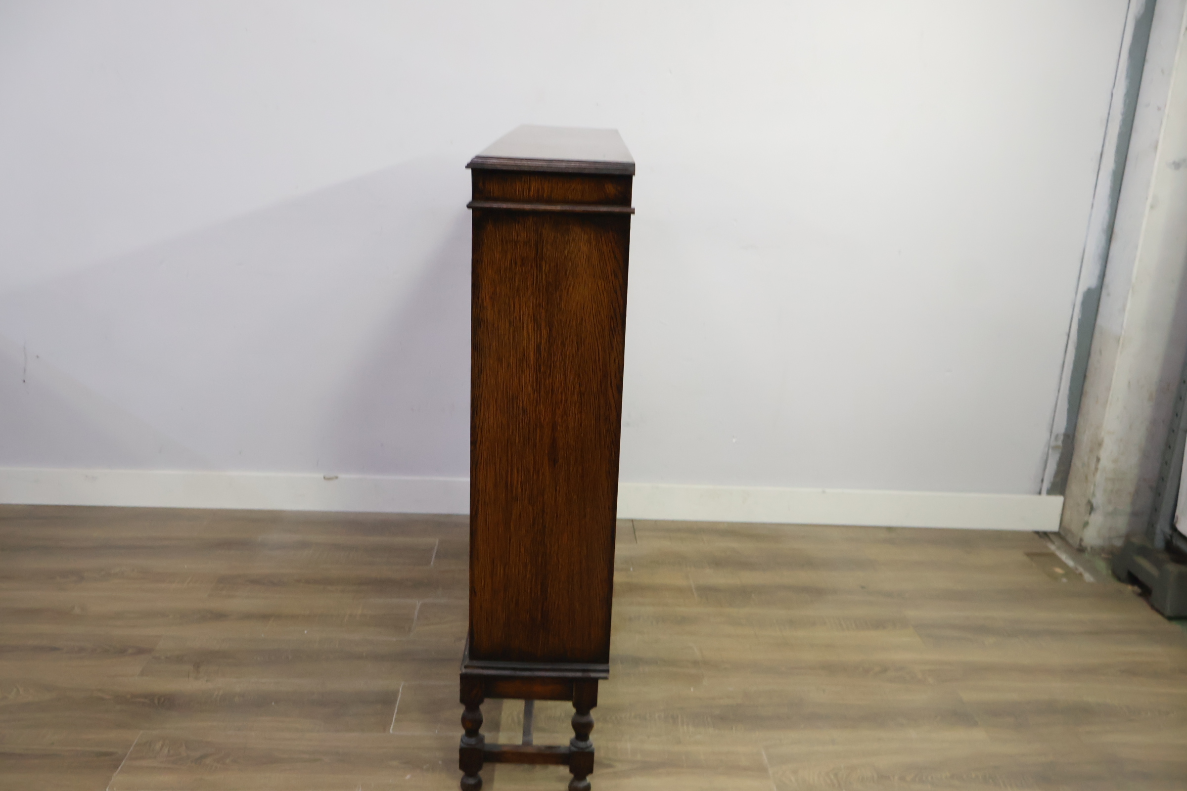 Antieke houten vitrinekast met glasdeuren – foto 8 – kavel bij GSD Auctions, Zoeterwoude