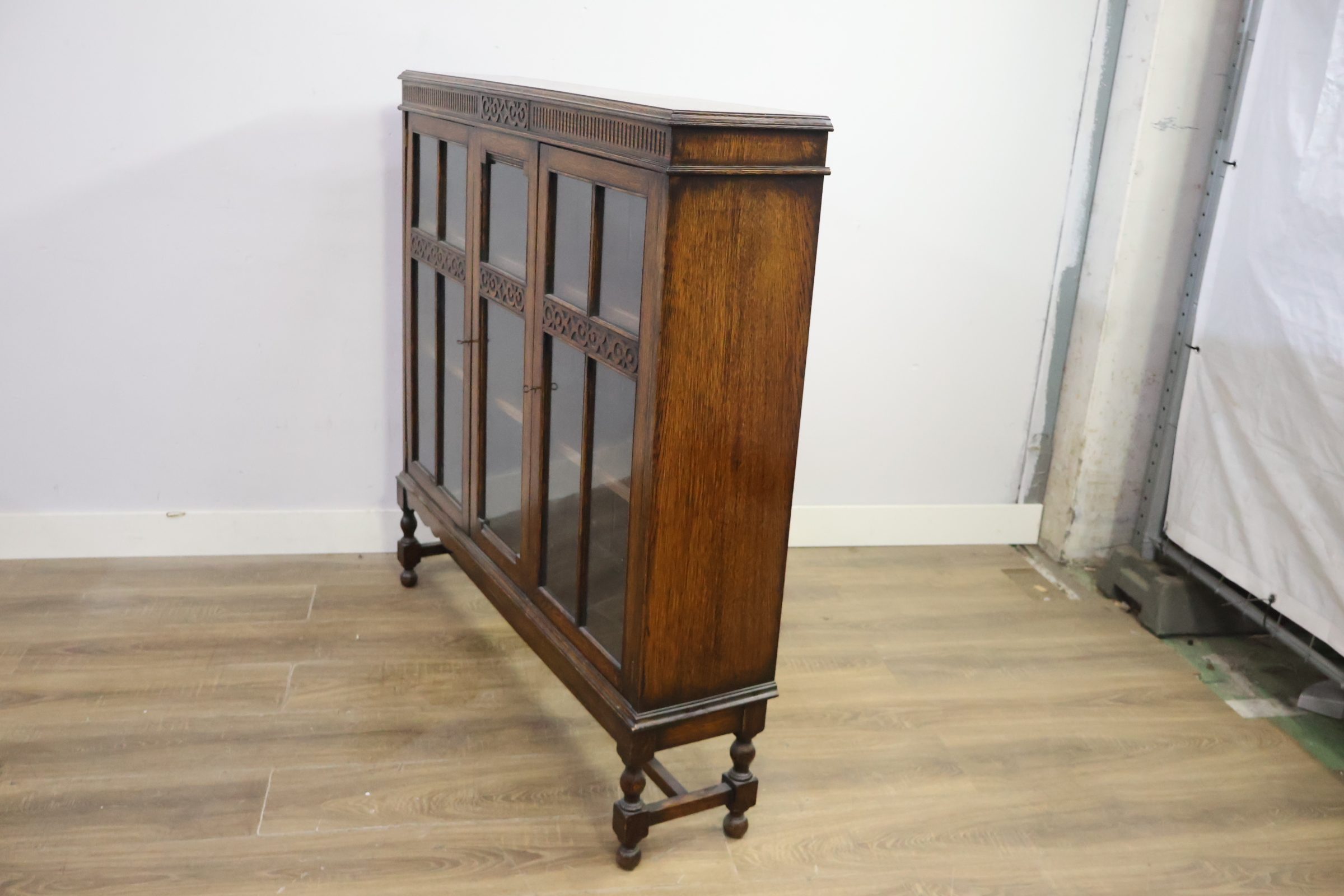 Antieke houten vitrinekast met glasdeuren – foto 9 – kavel bij GSD Auctions, Zoeterwoude