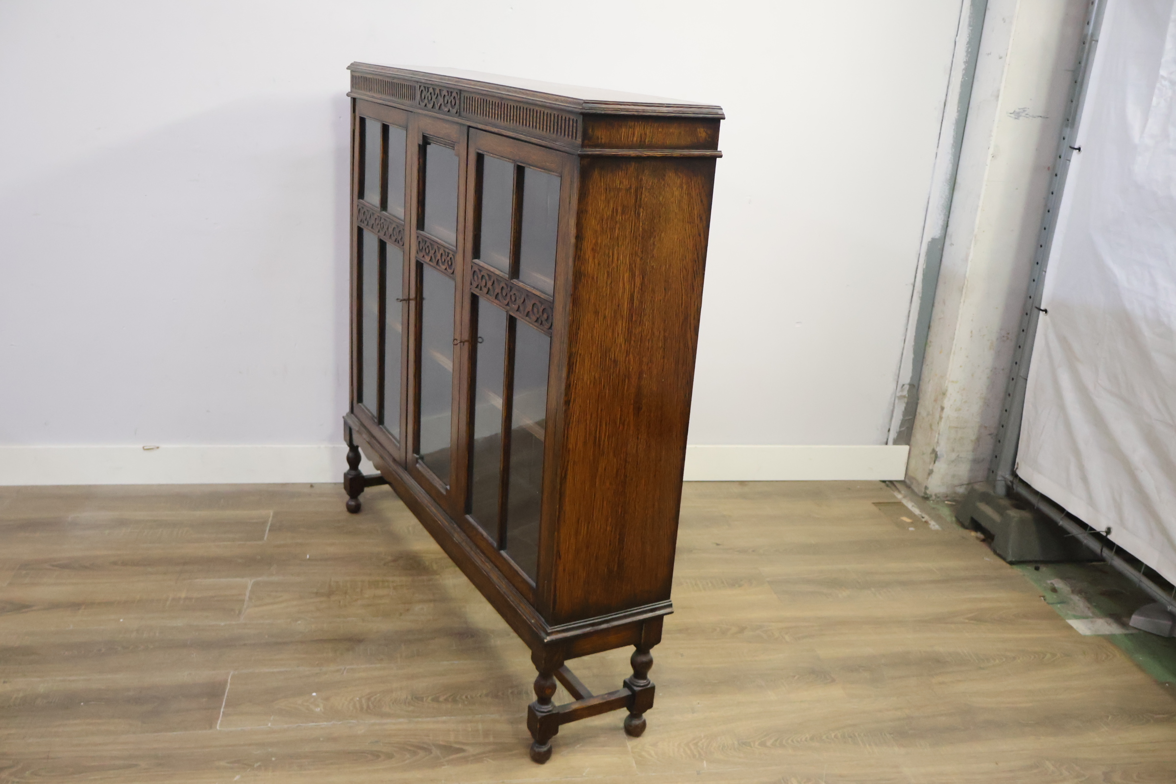 Antieke houten vitrinekast met glasdeuren – foto 10 – kavel bij GSD Auctions, Zoeterwoude