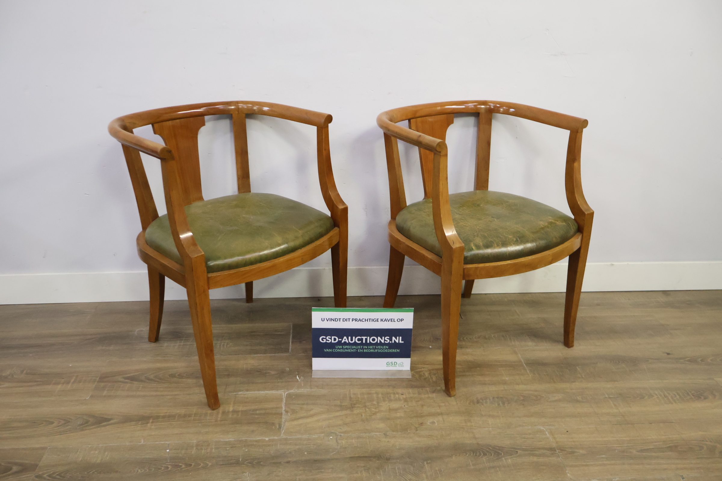 Set van 2 houten kuipstoelen met groene zitting – foto 2 – kavel bij GSD Auctions, Zoeterwoude