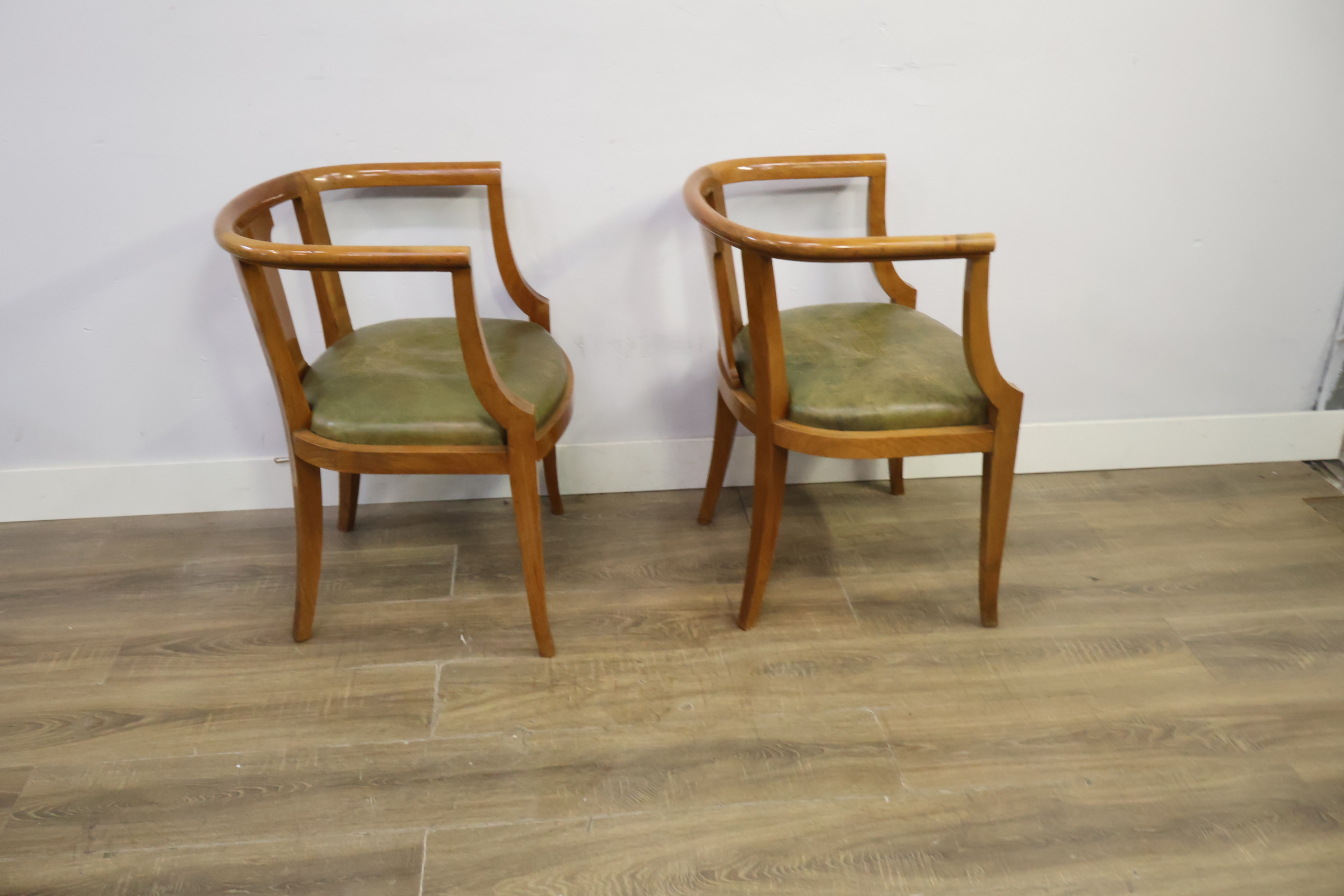 Set van 2 houten kuipstoelen met groene zitting – foto 3 – kavel bij GSD Auctions, Zoeterwoude