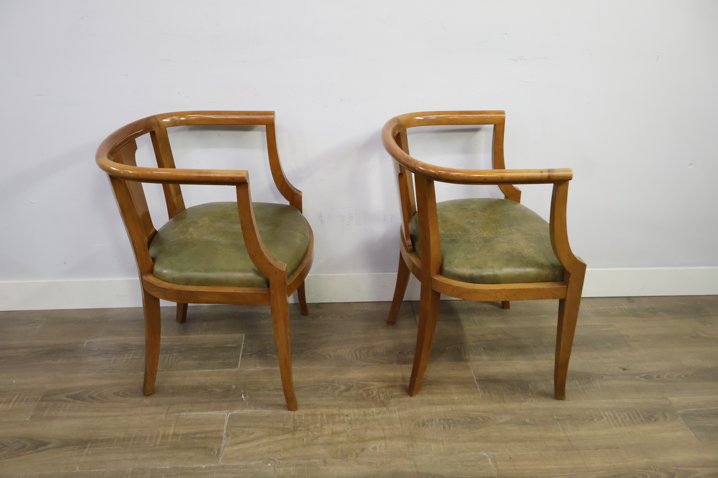 Set van 2 houten kuipstoelen met groene zitting – foto 4 – kavel bij GSD Auctions, Zoeterwoude