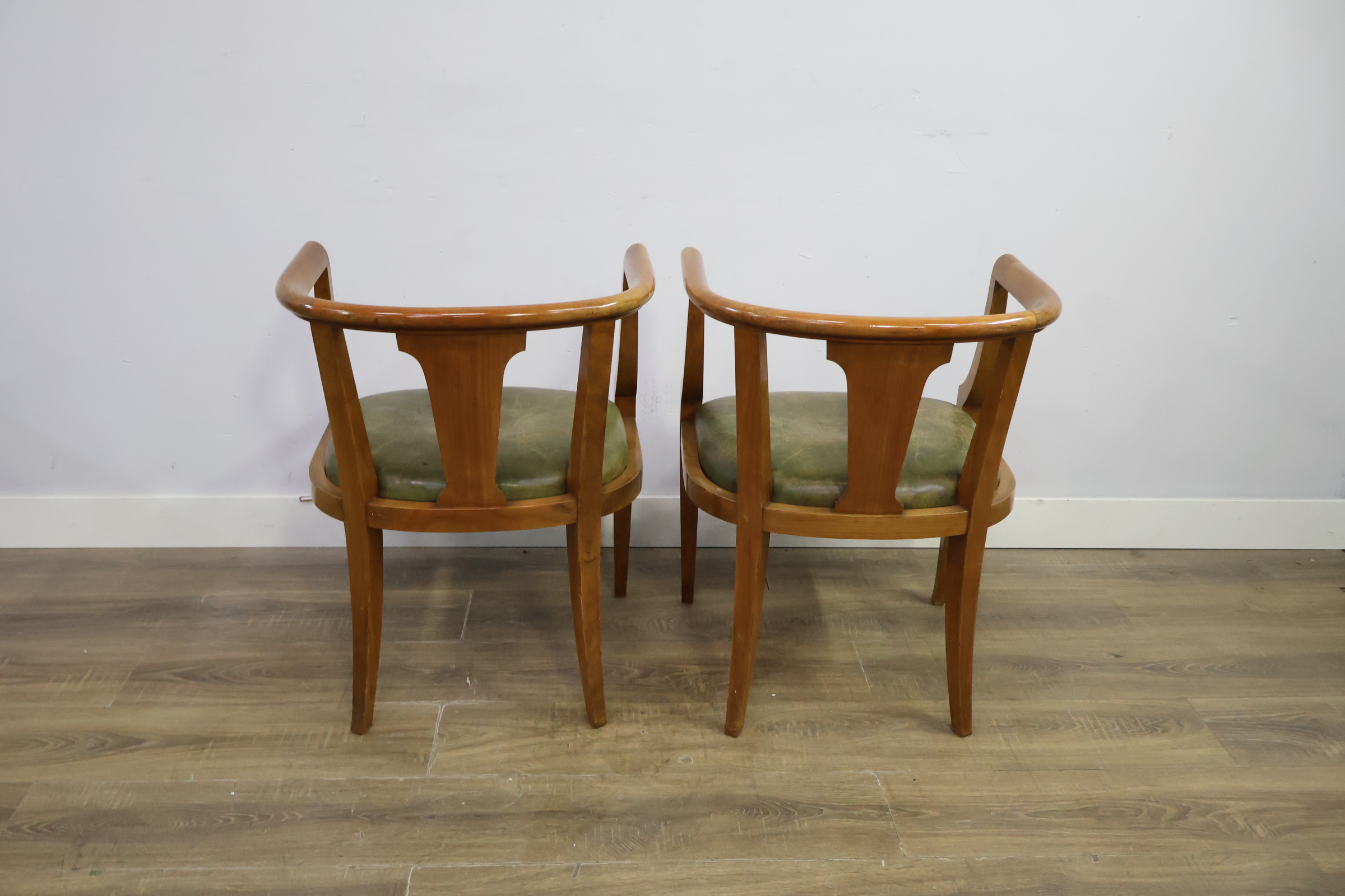 Set van 2 houten kuipstoelen met groene zitting – foto 5 – kavel bij GSD Auctions, Zoeterwoude