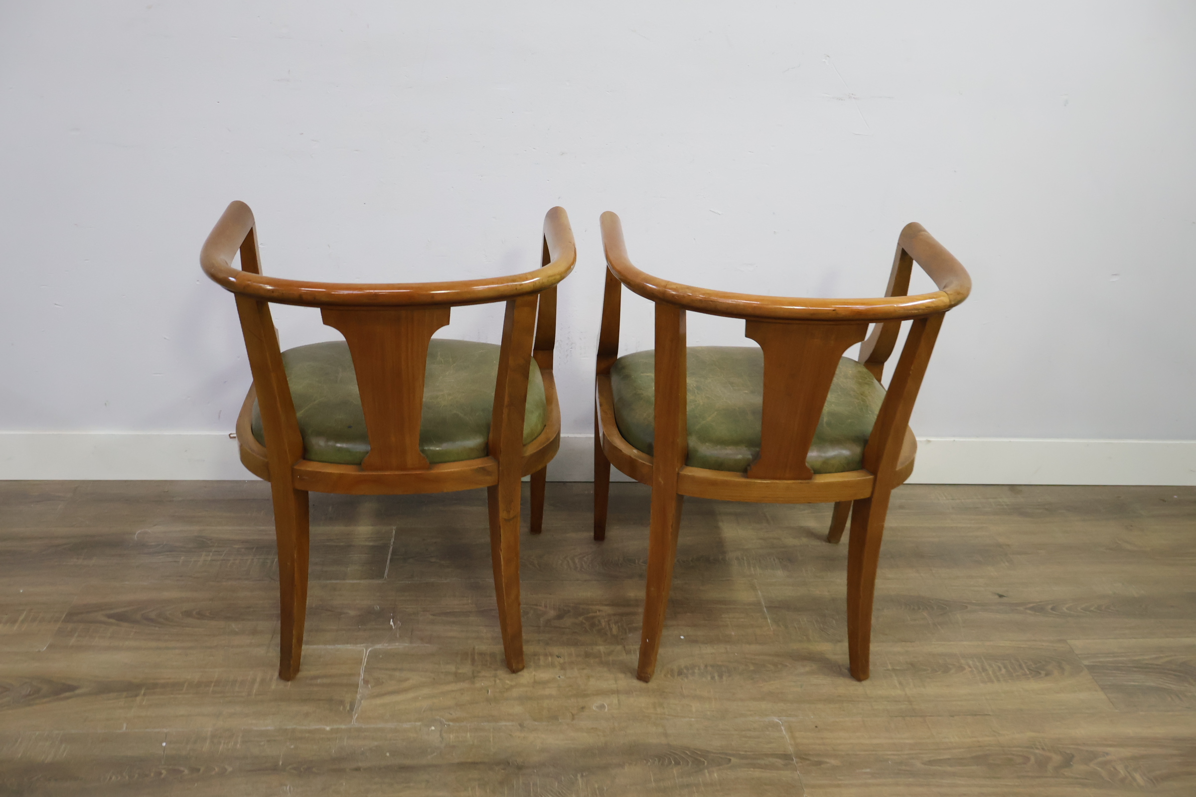 Set van 2 houten kuipstoelen met groene zitting – foto 6 – kavel bij GSD Auctions, Zoeterwoude