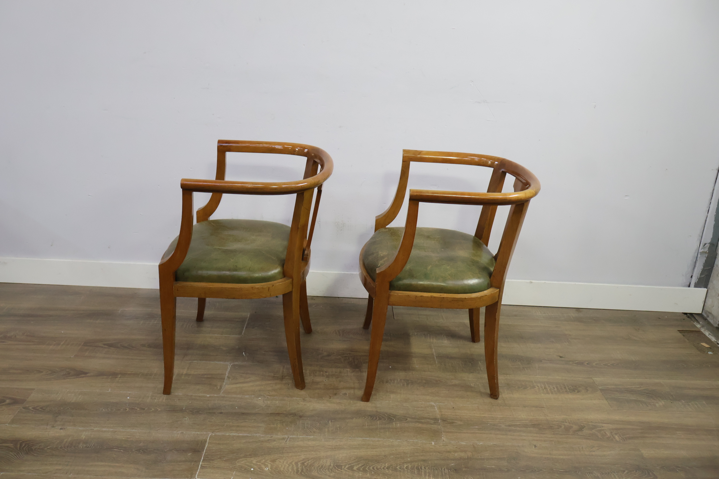 Set van 2 houten kuipstoelen met groene zitting – foto 7 – kavel bij GSD Auctions, Zoeterwoude