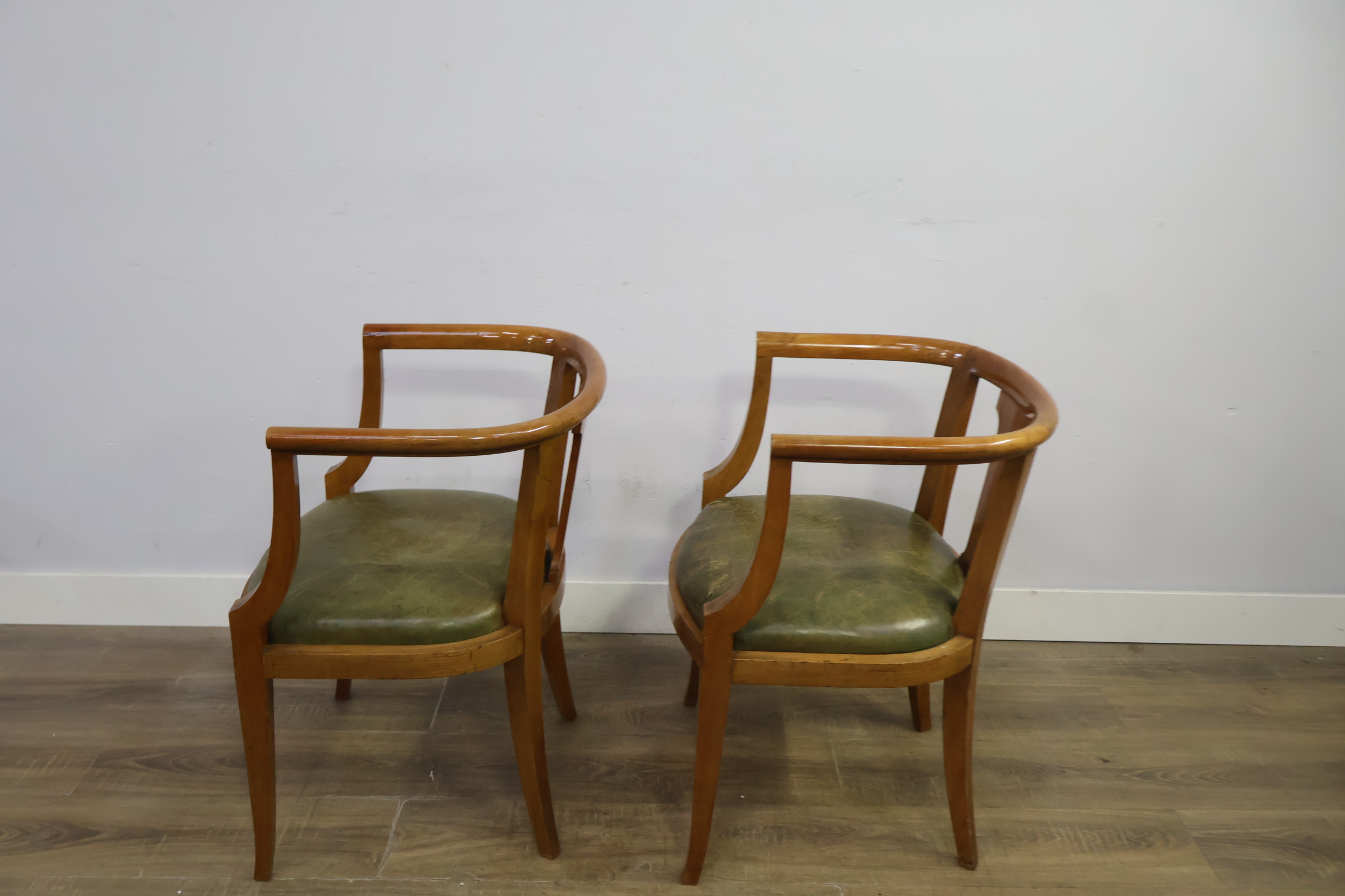 Set van 2 houten kuipstoelen met groene zitting – foto 8 – kavel bij GSD Auctions, Zoeterwoude