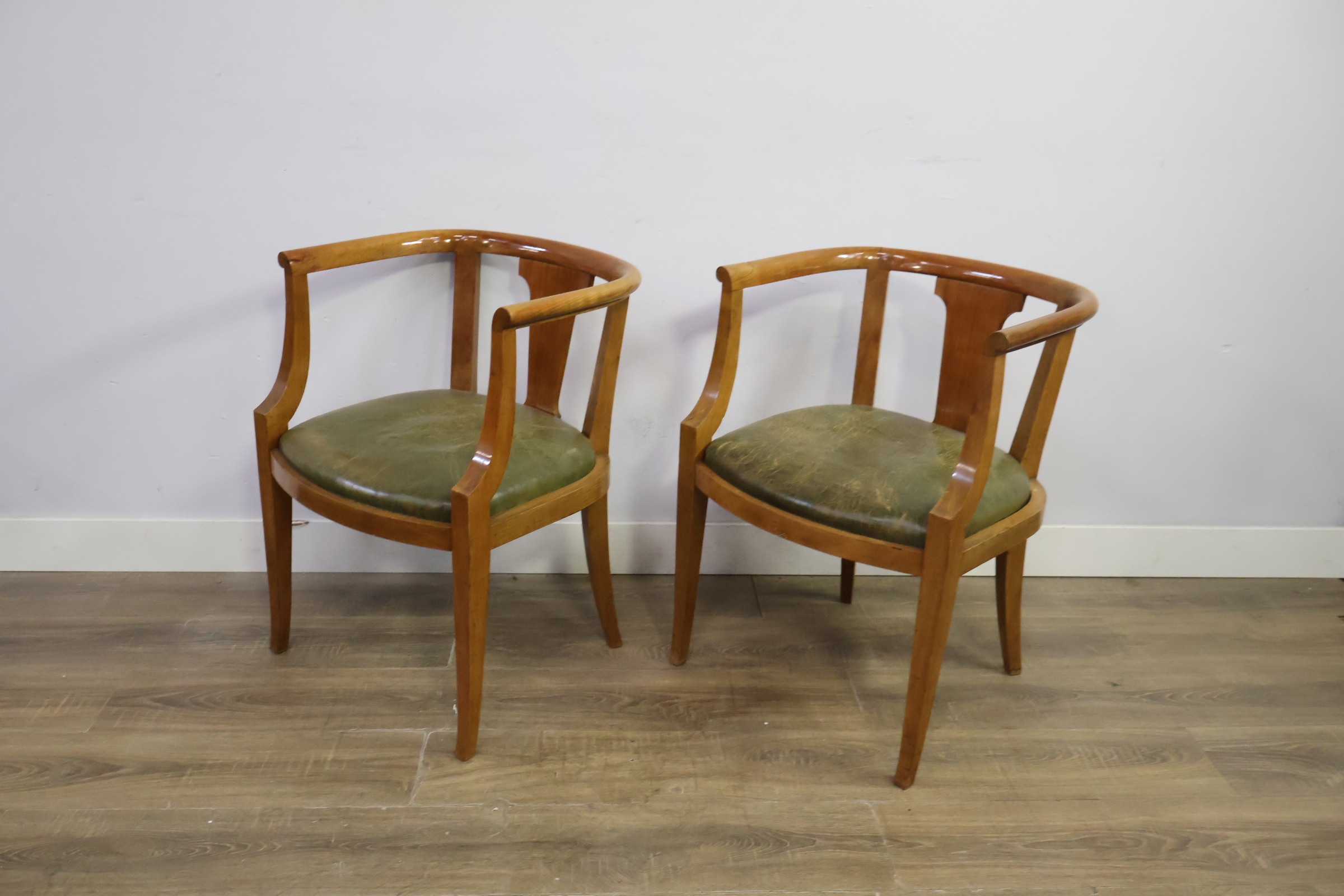 Set van 2 houten kuipstoelen met groene zitting – foto 9 – kavel bij GSD Auctions, Zoeterwoude