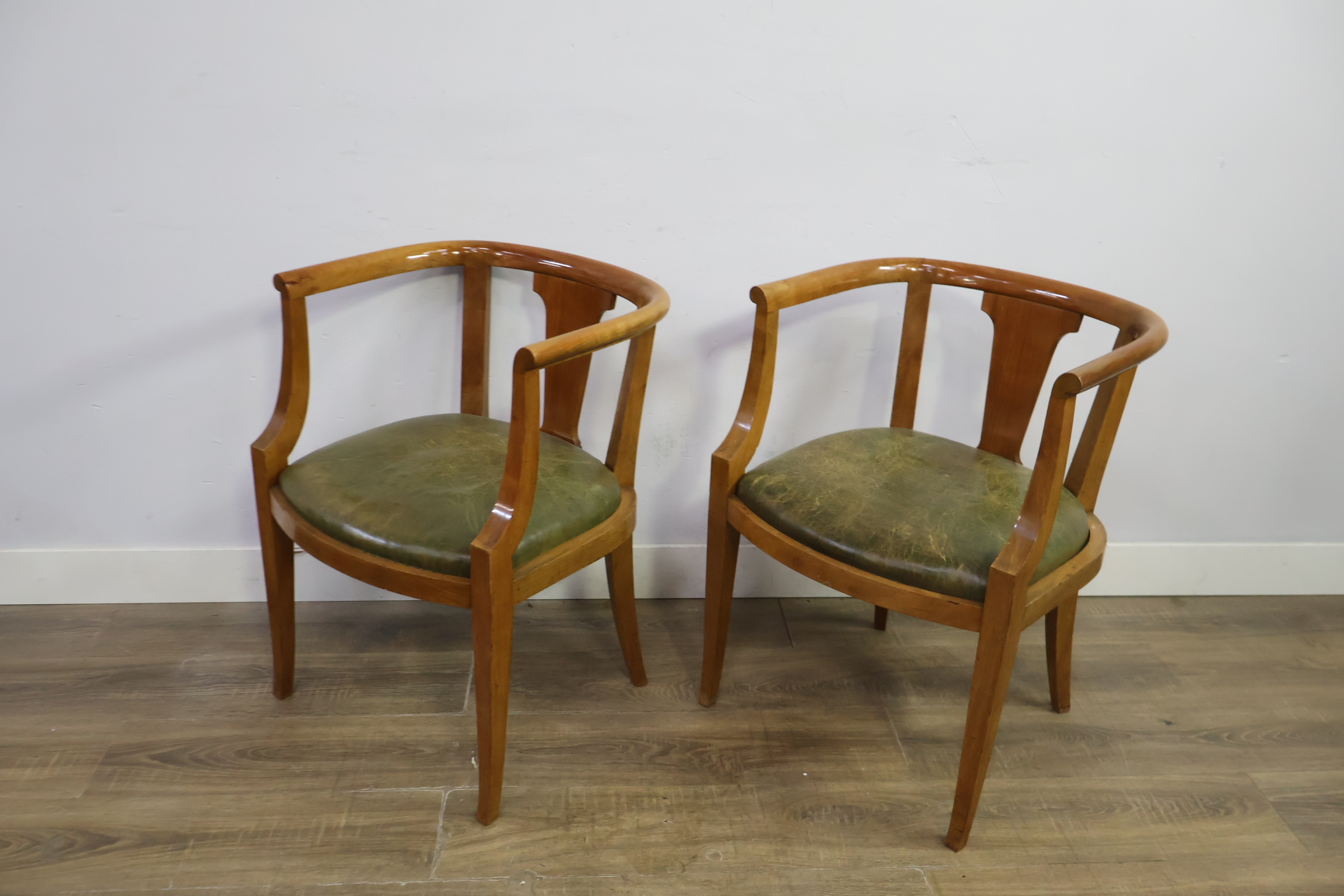 Set van 2 houten kuipstoelen met groene zitting – foto 10 – kavel bij GSD Auctions, Zoeterwoude