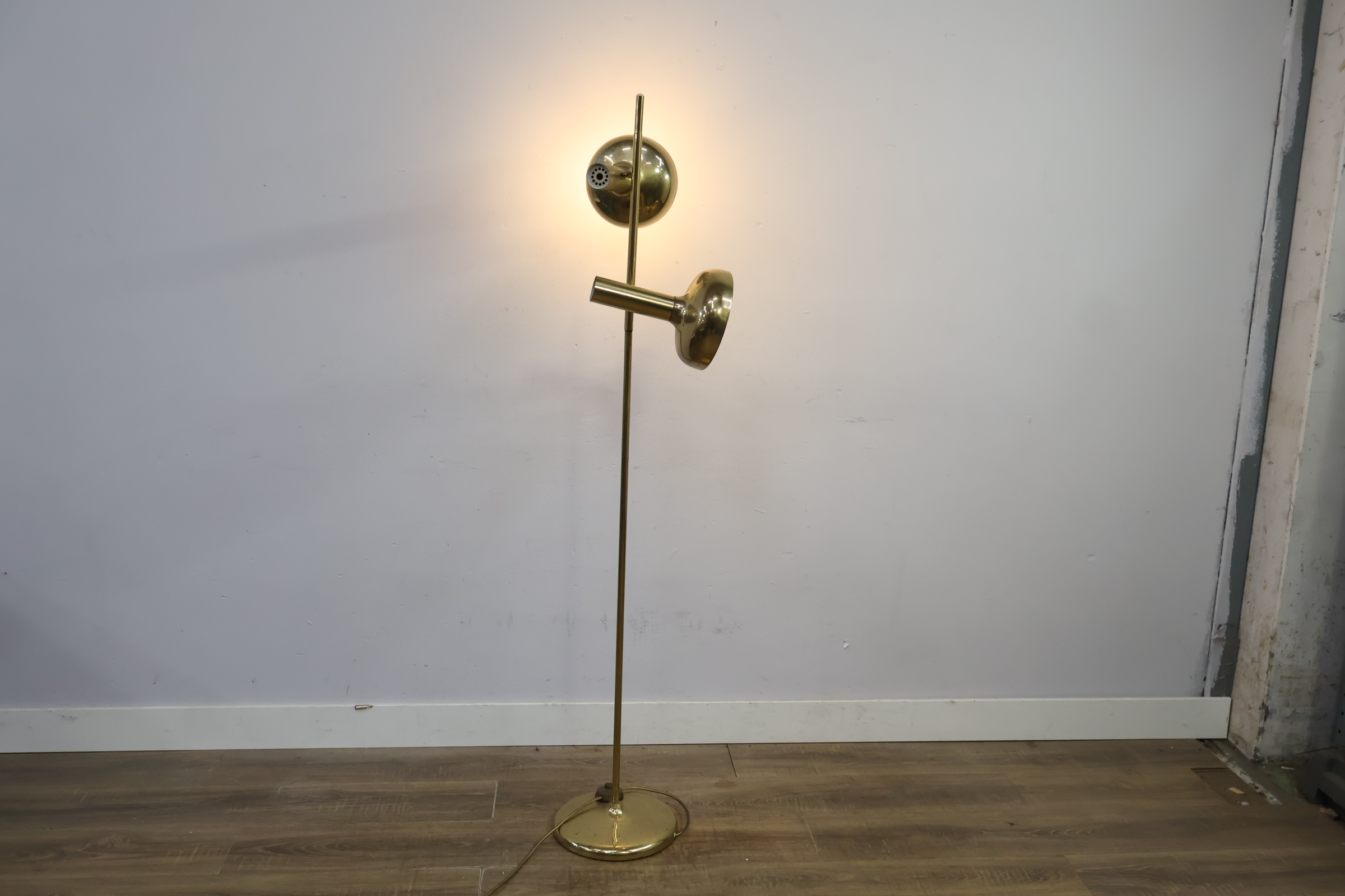 Vintage staande lamp met twee kapjes – foto 4 – kavel bij GSD Auctions, Zoeterwoude
