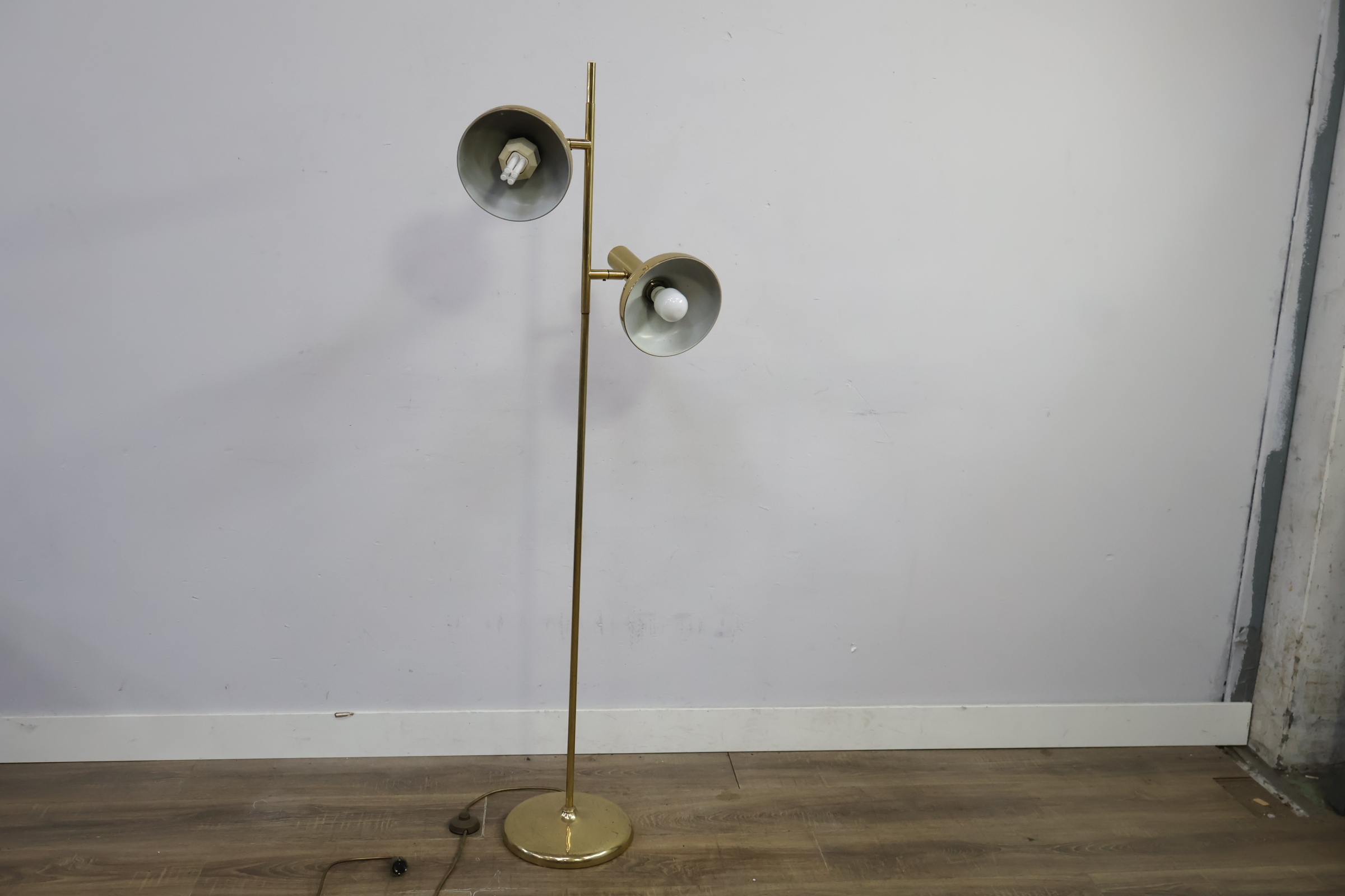 Vintage staande lamp met twee kapjes – foto 7 – kavel bij GSD Auctions, Zoeterwoude