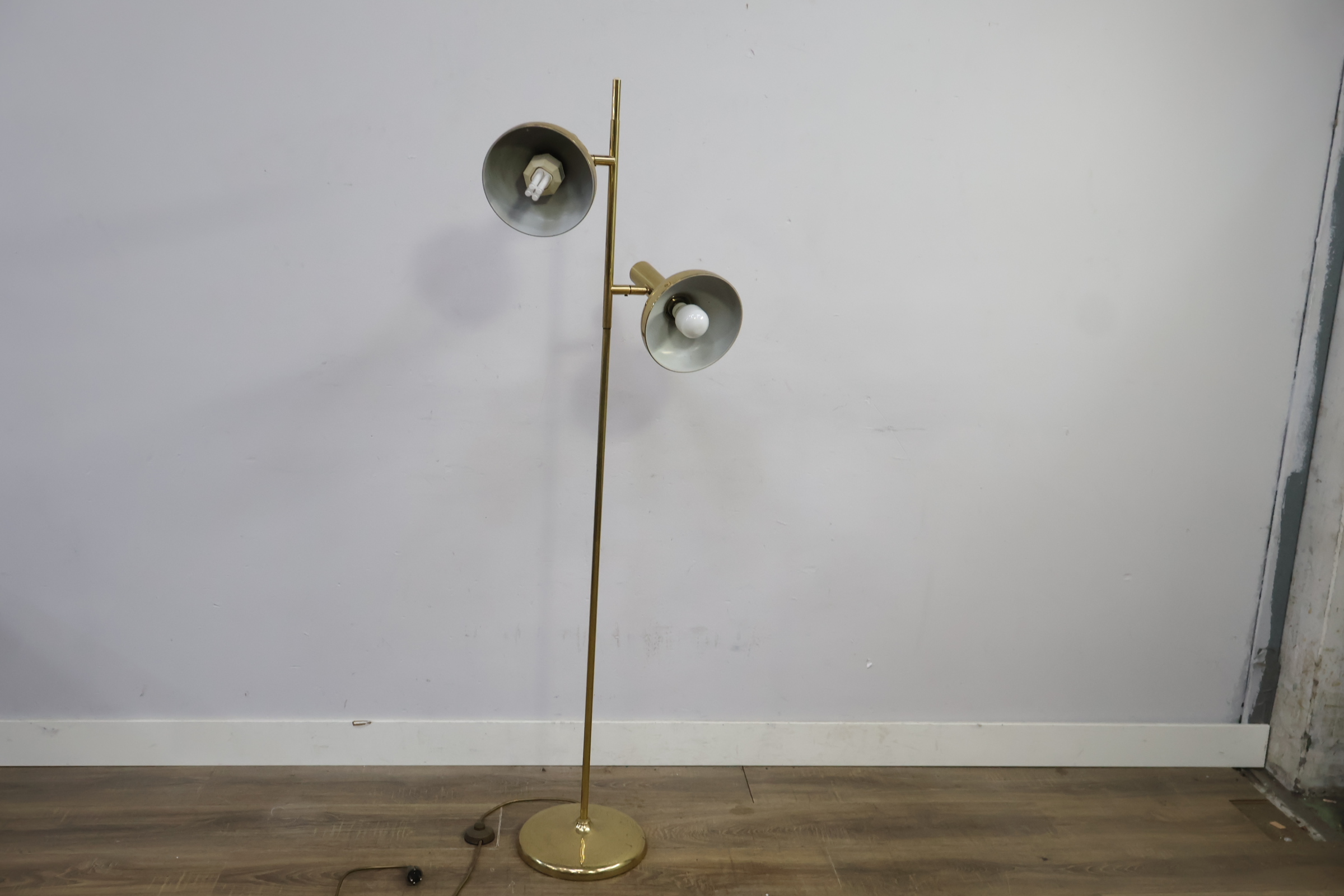 Vintage staande lamp met twee kapjes – foto 8 – kavel bij GSD Auctions, Zoeterwoude