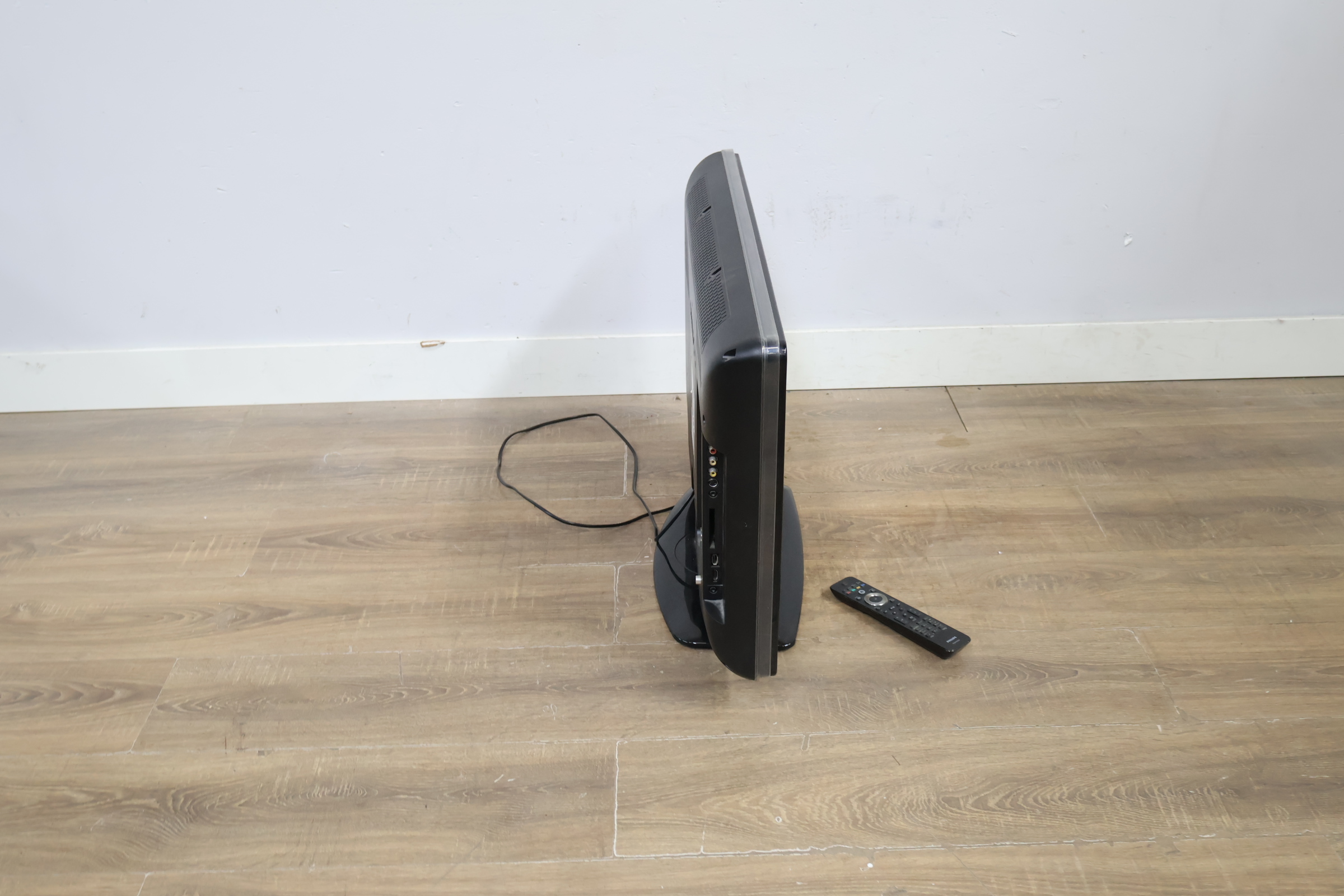 Philips televisie met afstandsbediening – foto 3 – kavel bij GSD Auctions, Zoeterwoude