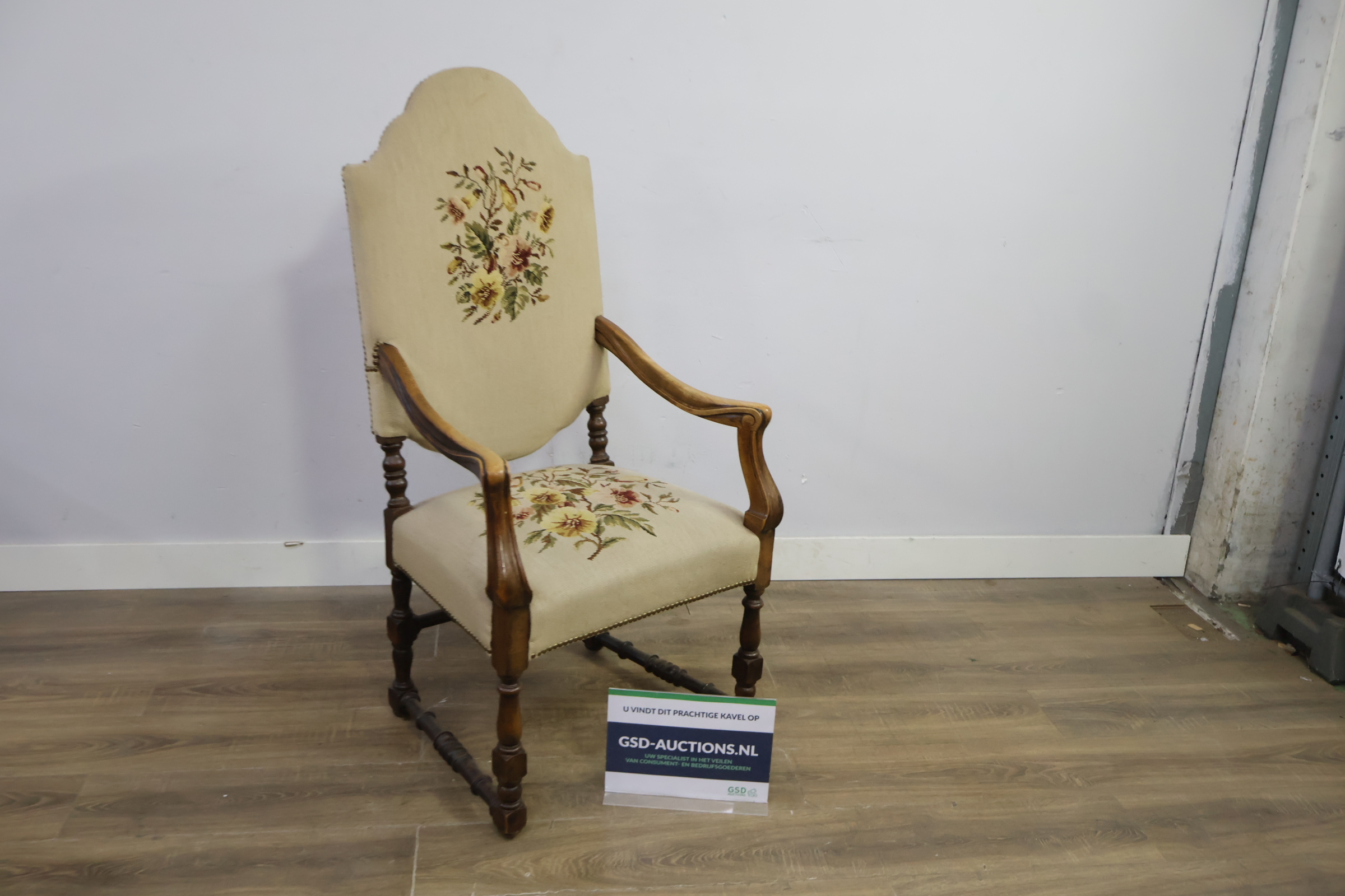 Antieke armstoel met geborduurde bekleding – foto 2 – kavel bij GSD Auctions, Zoeterwoude