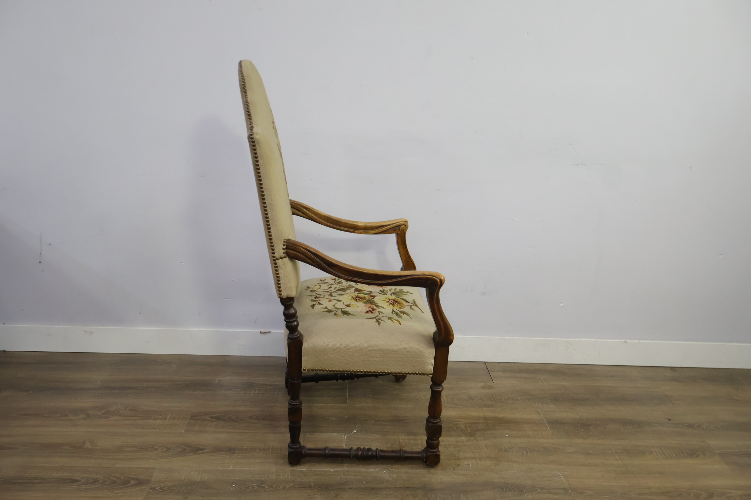 Antieke armstoel met geborduurde bekleding – foto 3 – kavel bij GSD Auctions, Zoeterwoude
